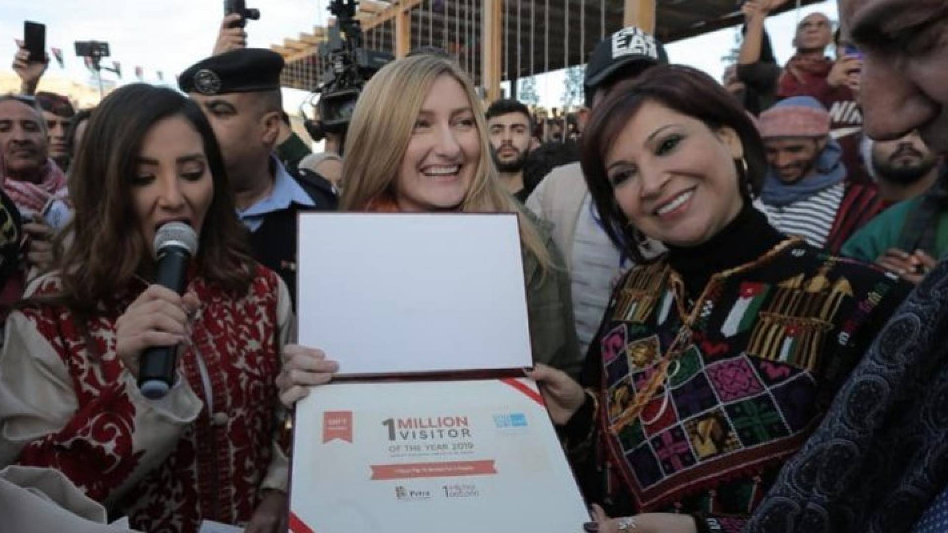 صورة للأمريكية الفائزة بالسائح رقم مليون ووزير السياحة