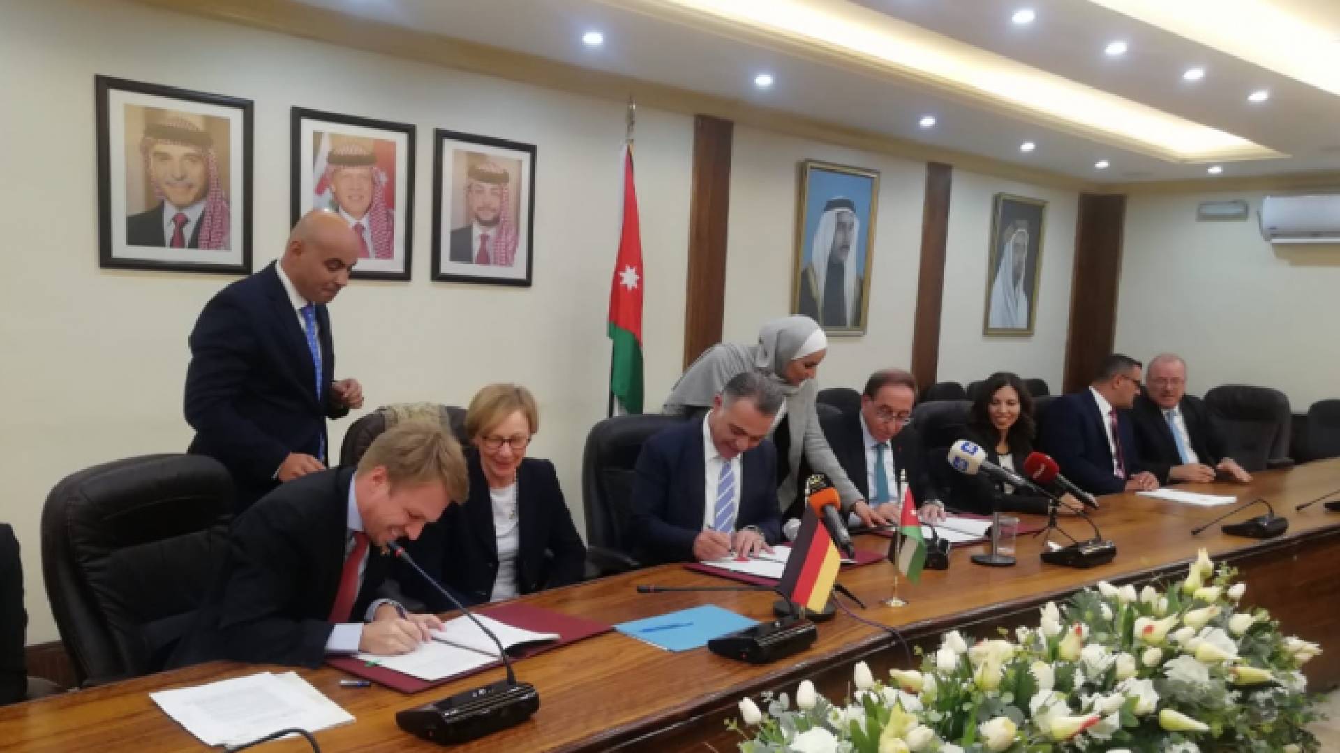 خلال التوقيع