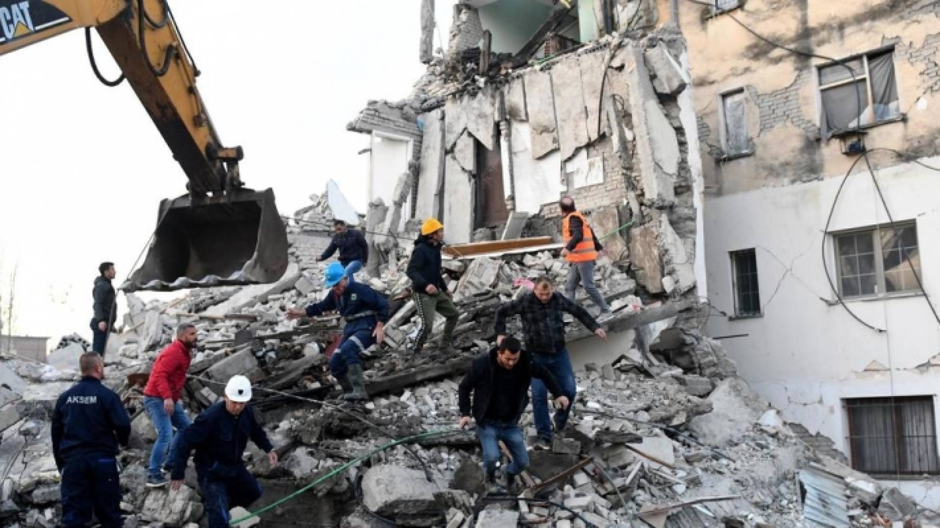 زلزال بقوة 6,4 درجات يودي بحياة تسعة أشخاص في ألبانيا