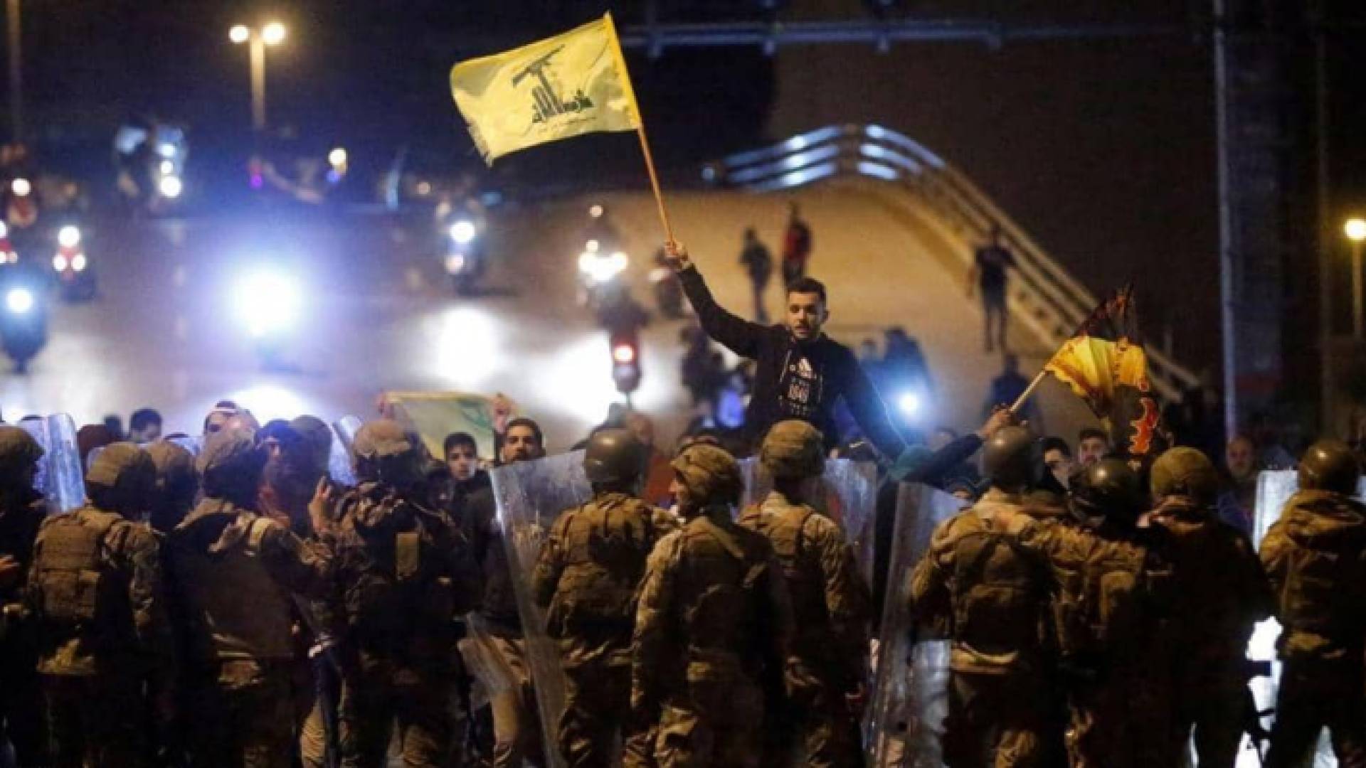 الجيش يتدخل لمنع مناصري حزب الله وأمل من اختراق التظاهرات