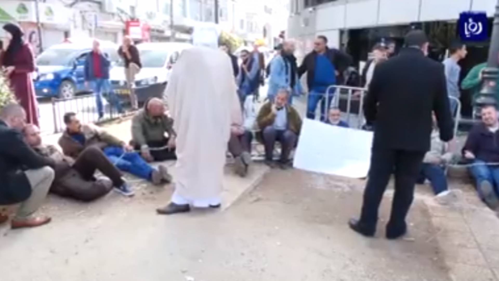 الأسرى الفلسطينيين المقطوعة رواتبهم يواصلون اضرابهم المفتوح عن الطعام والماء