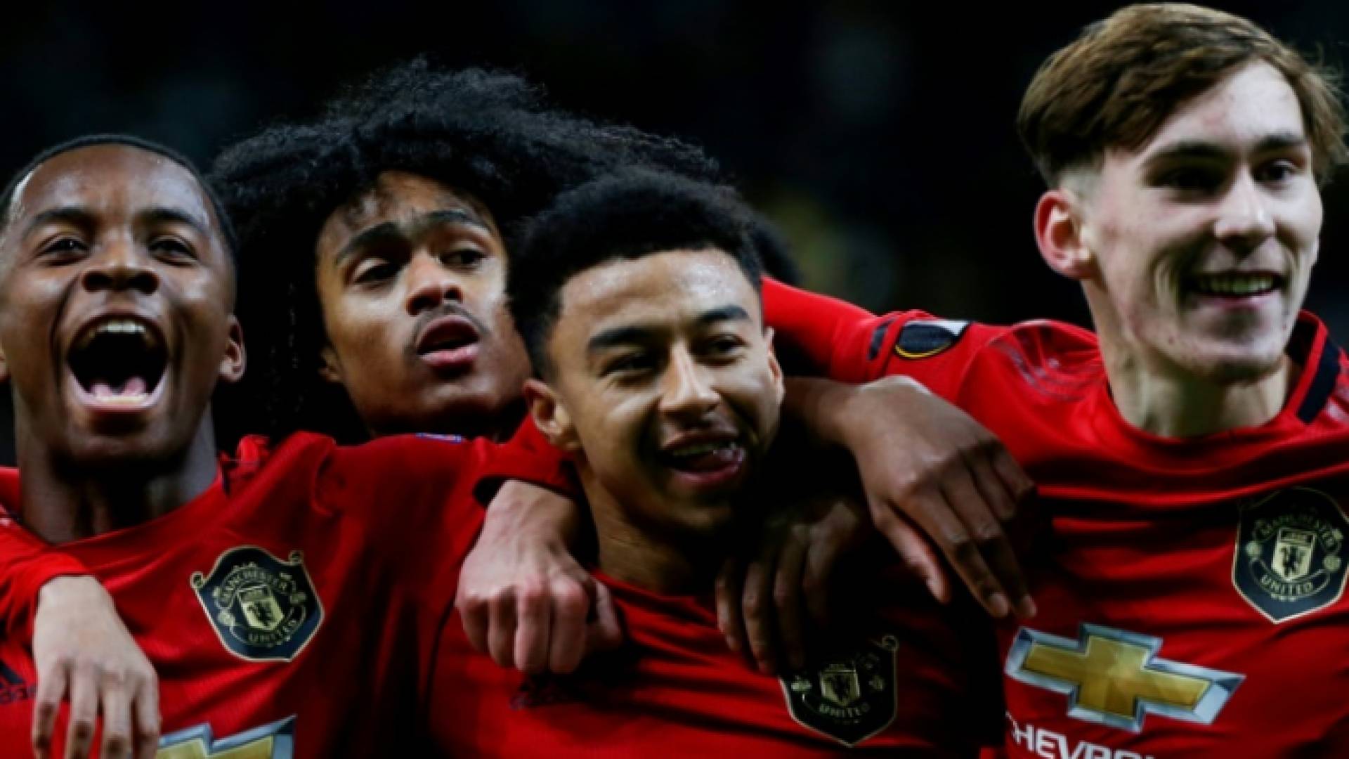 لاعب مانشستر يونايتد الانكليزي جيسي لينغارد يحتفل مع رفاقه بافتتاحه التسجيل في مرمى أستانا الكازاخستاني