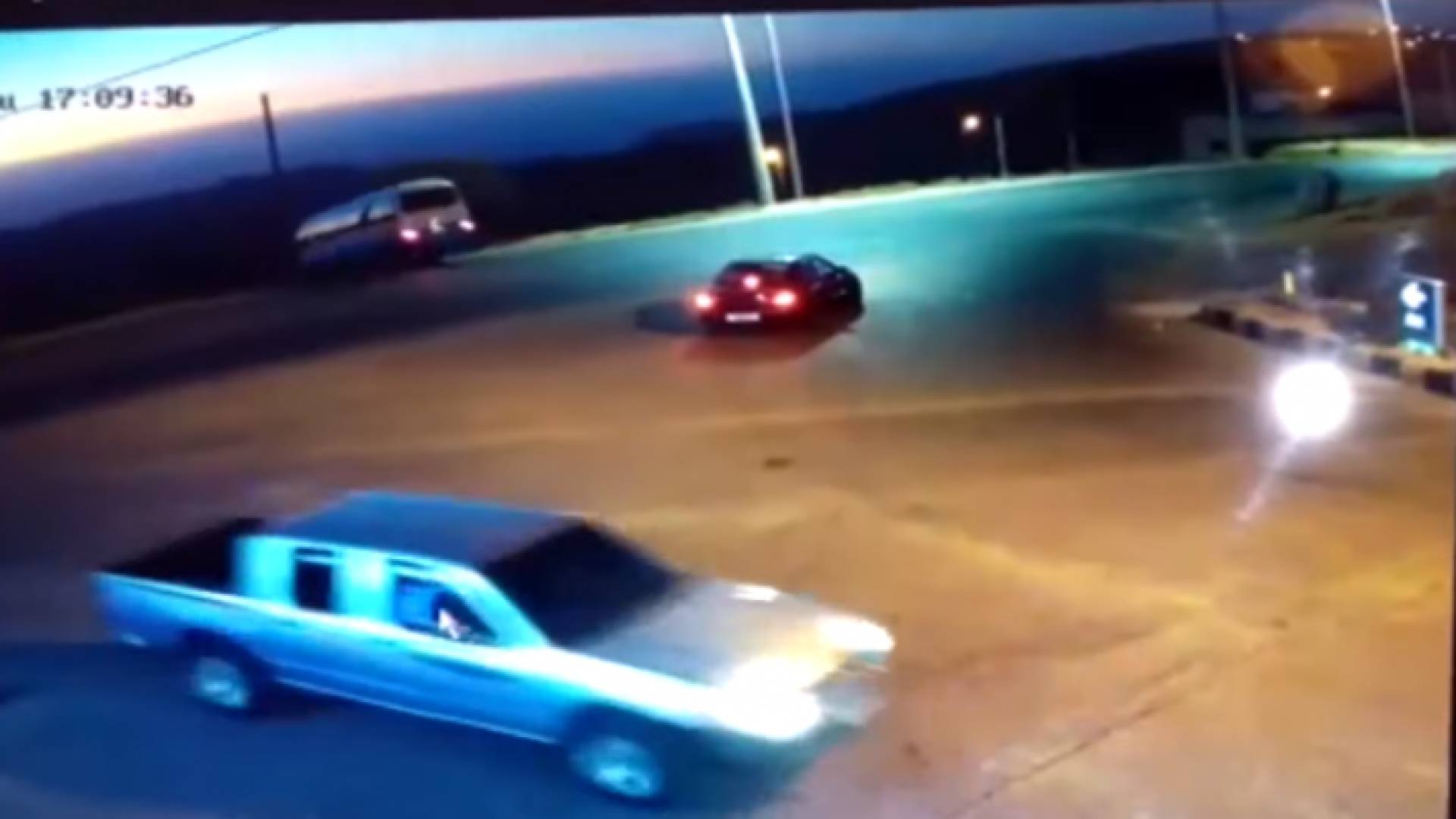 "باص كوستر"يسقط في منحدر بلواء البترا