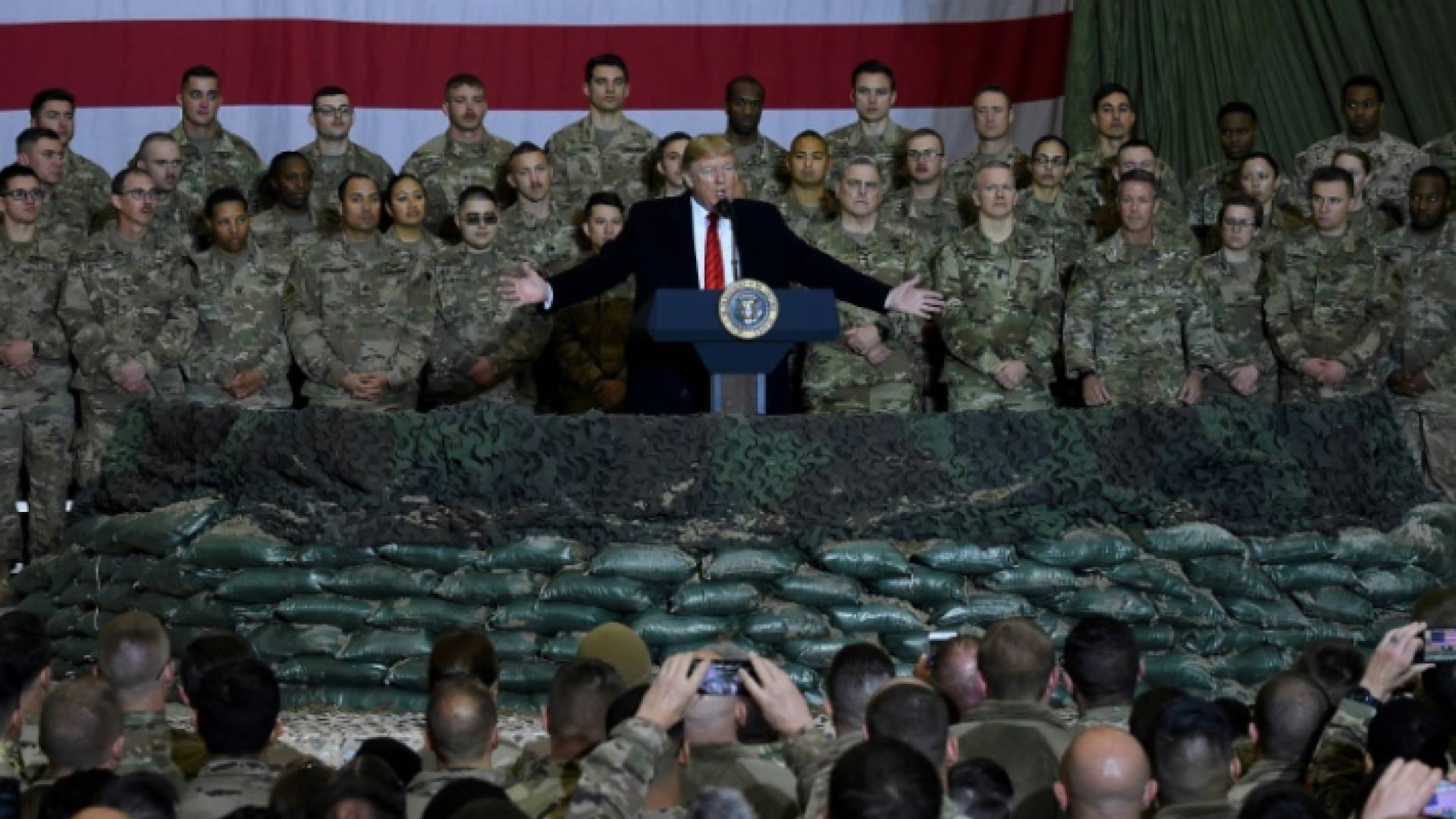 الرئيس الأمريكي دونالد ترمب يخاطب الجنود الأمريكيين في قاعدة باغرام الجوية