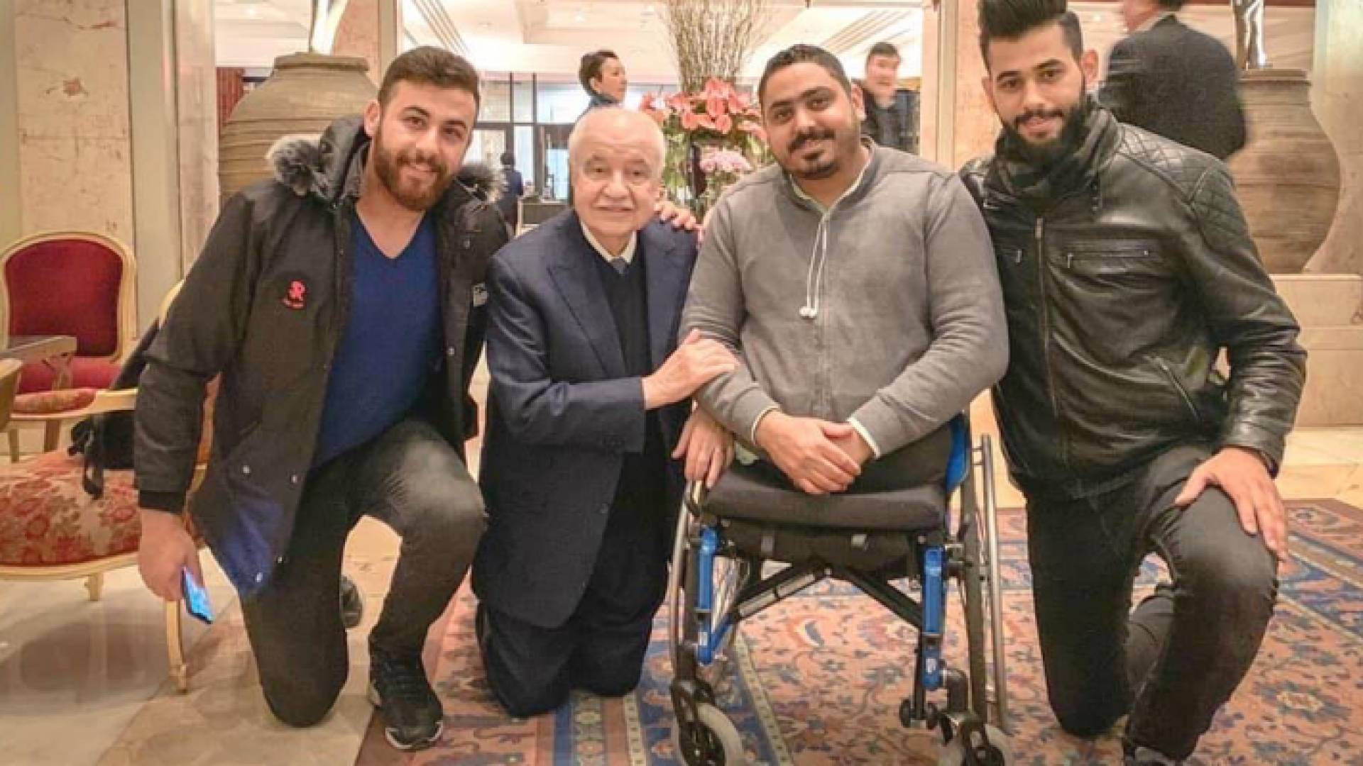 صورة لطلال أبو غزالة والمصور الفلسطيني مؤمن قريقع