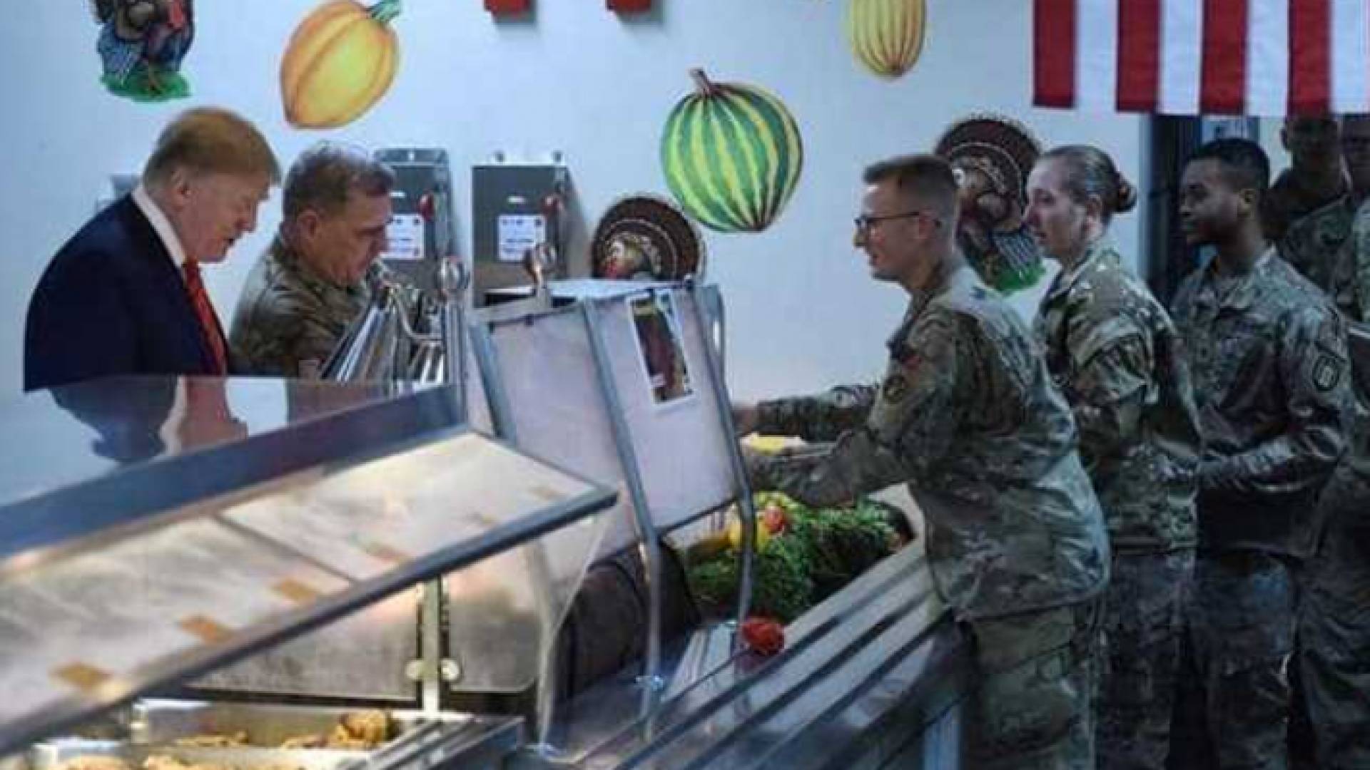 ترمب يقدم الطعام لجنوده