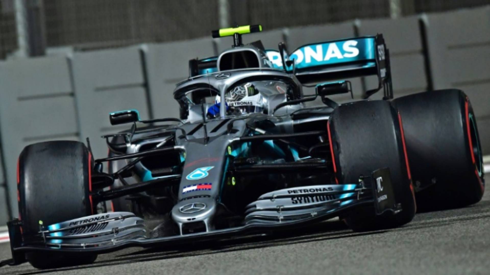 الفنلندي فالتيري بوتاس سائق مرسيدس خلال الفترة الثانية من التجارب الحرة لسباق جائزة أبوظبي الكبرى