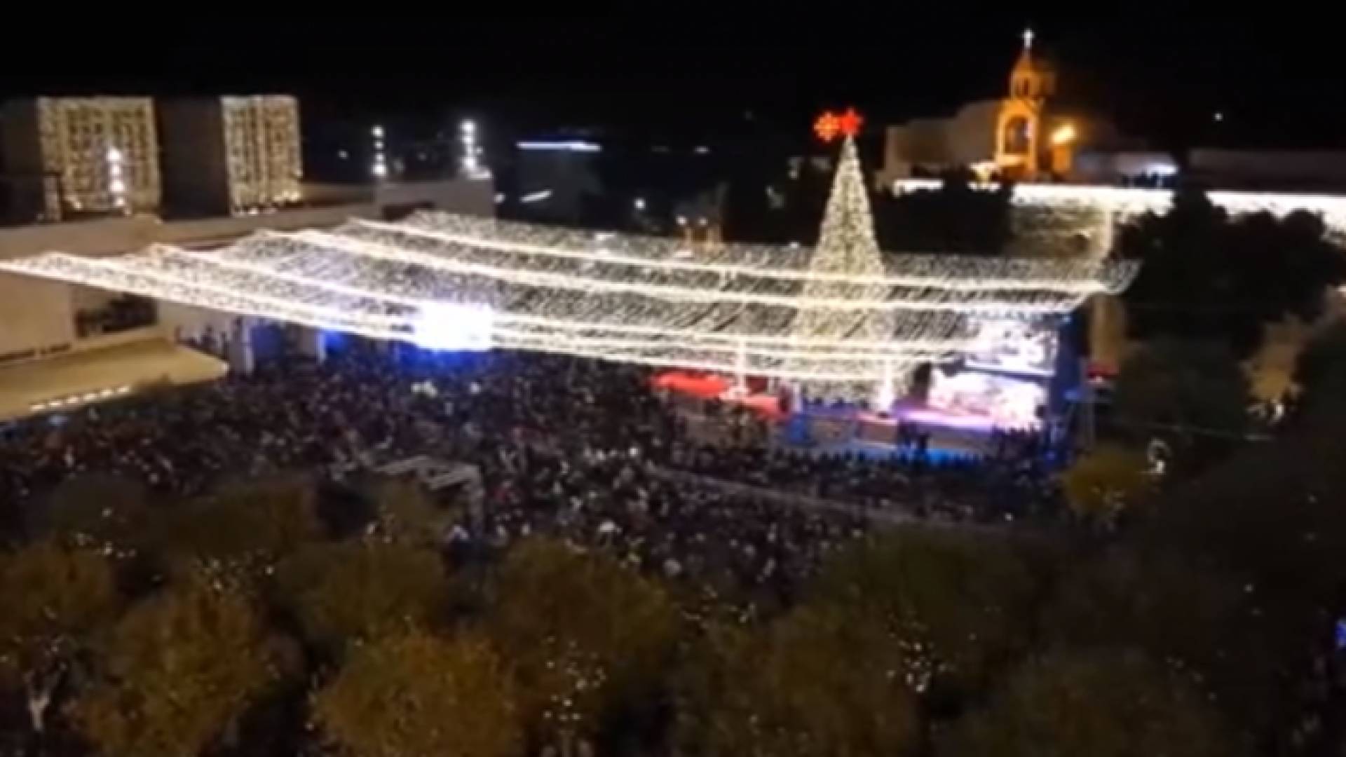 اضاءة شجرة الميلاد في بيت لحم ايذانا بانطلاق الاحتفالات بالاعياد المجيدة