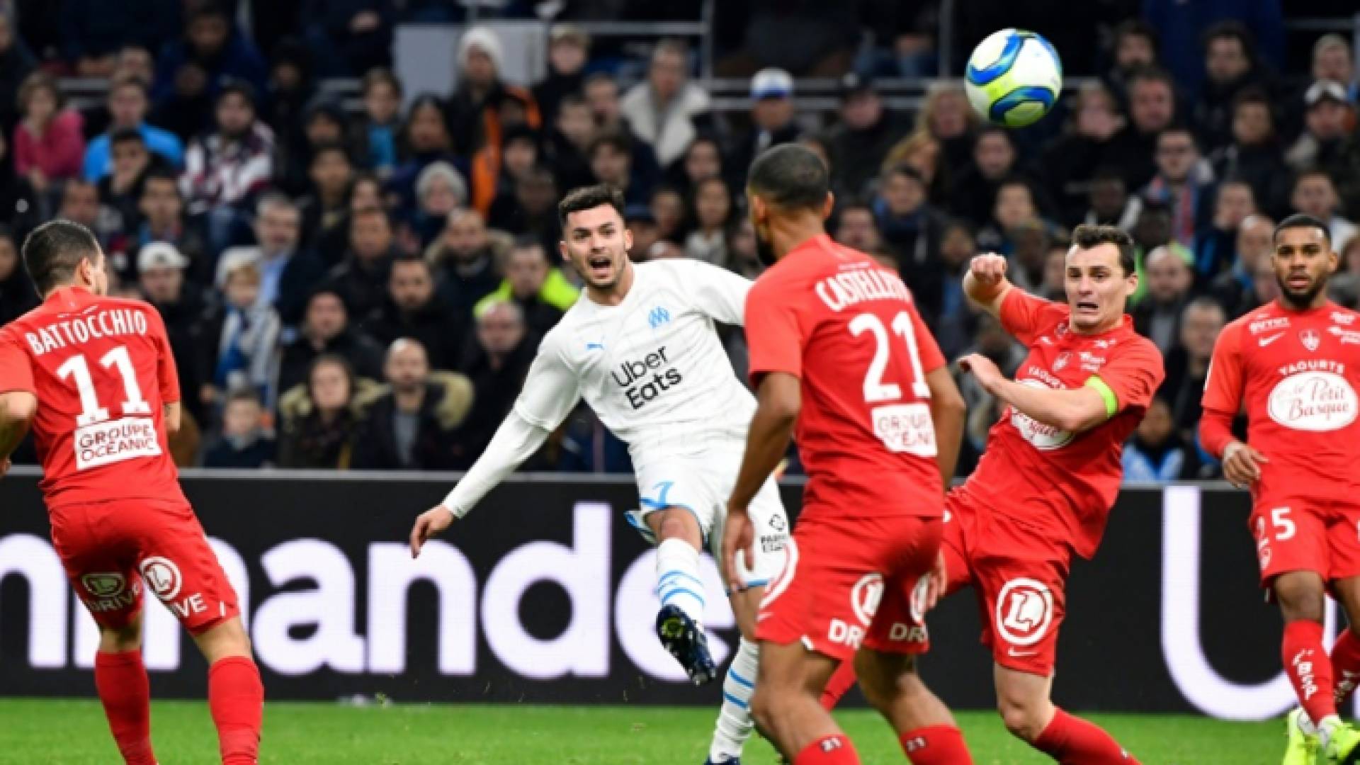 الصربي نيمانيا رادونييتش جناح مرسيليا لحظة تسديده الكرة التي سجل منها هدف الفوز في مرمى بريست (2-1)