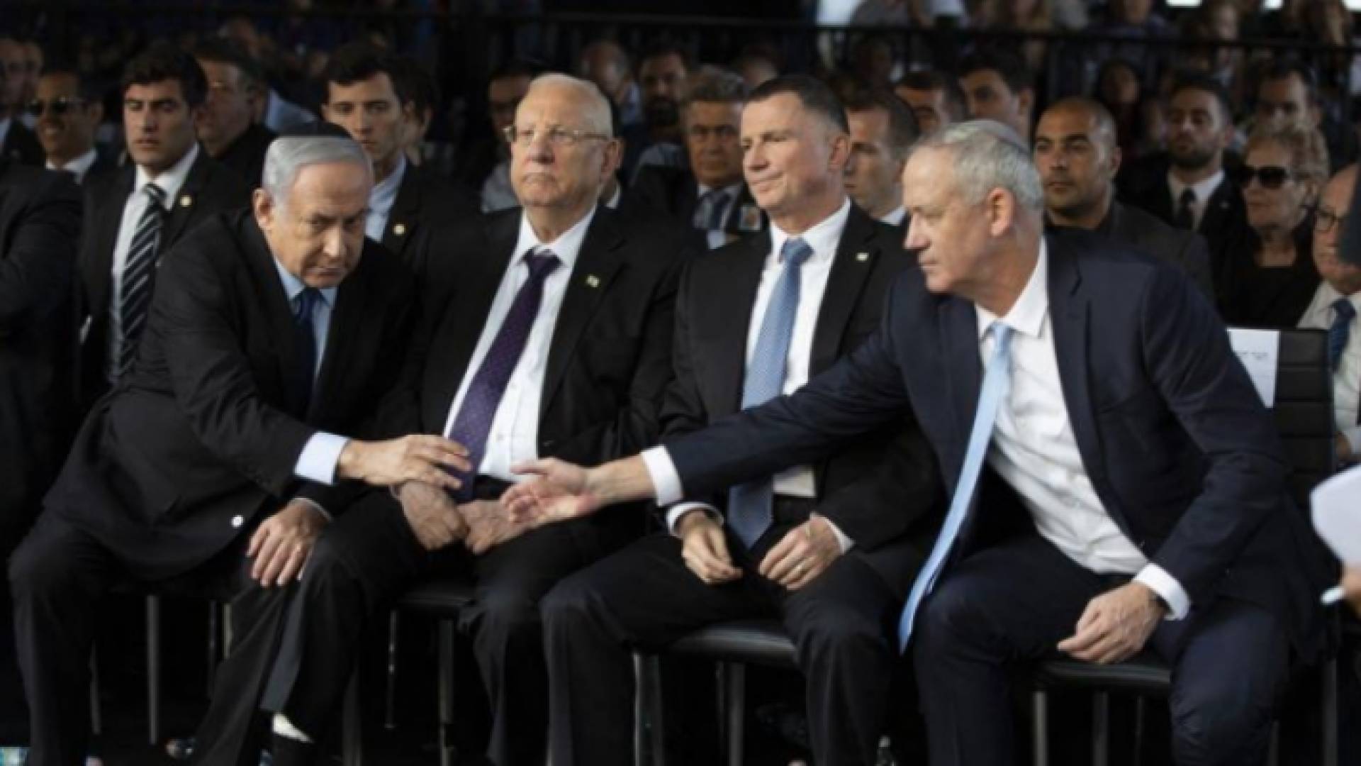 غانتس ونتنياهو يتصافحان