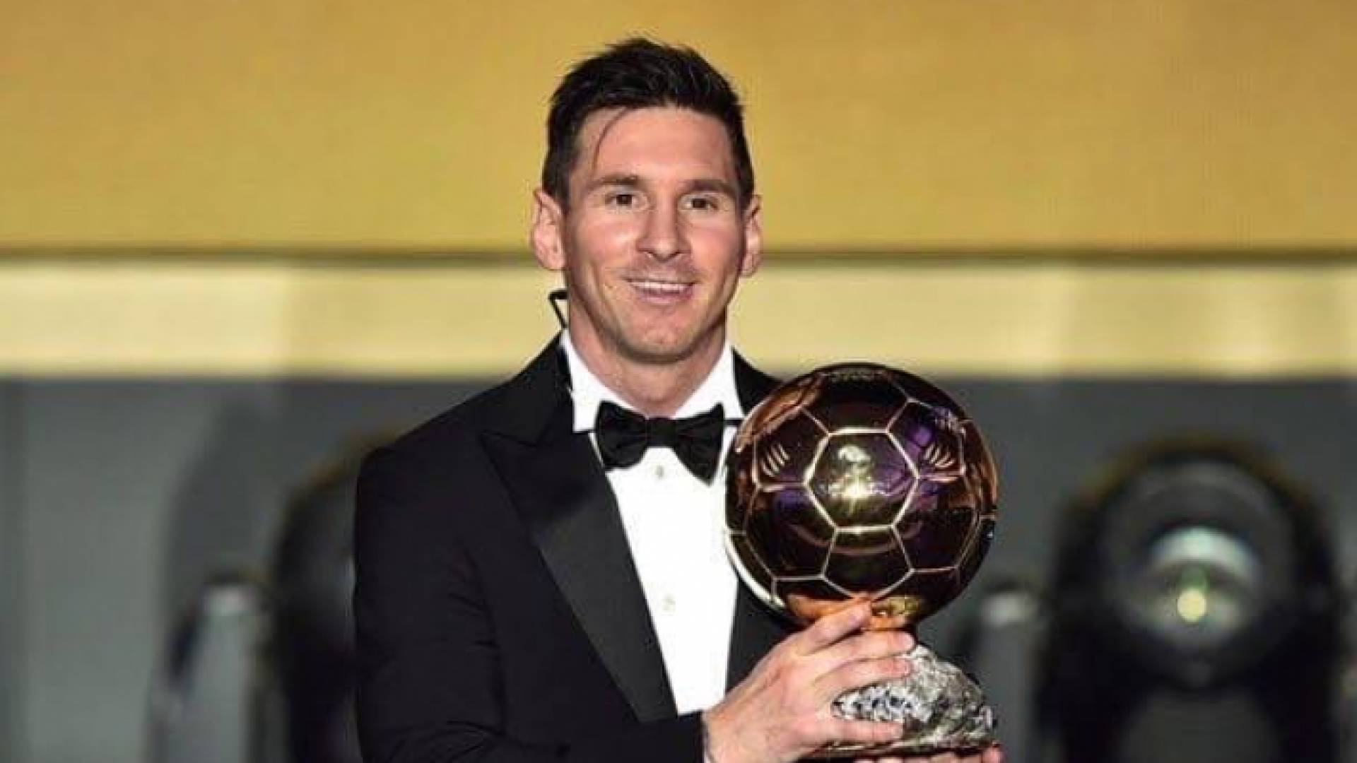 ميسي يتوج بالكرة الذهبية