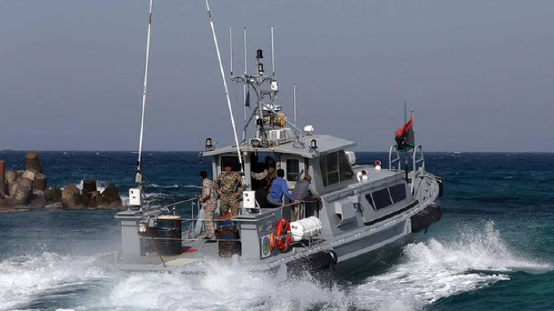 مركبة لخفر السواحل في ليبيا