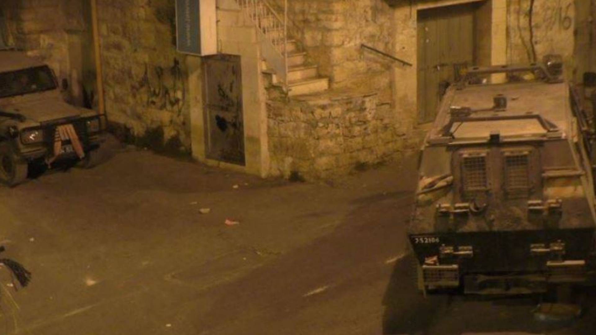 جيش الاحتلال يخلي منزلا بزعم بيعه للمستوطنين في الخليل