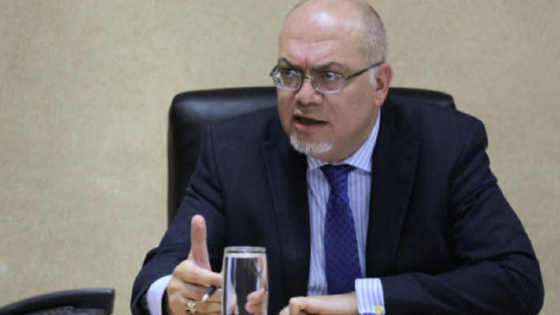 ر وزير الأشغال والإسكان السابق سامي هلسة