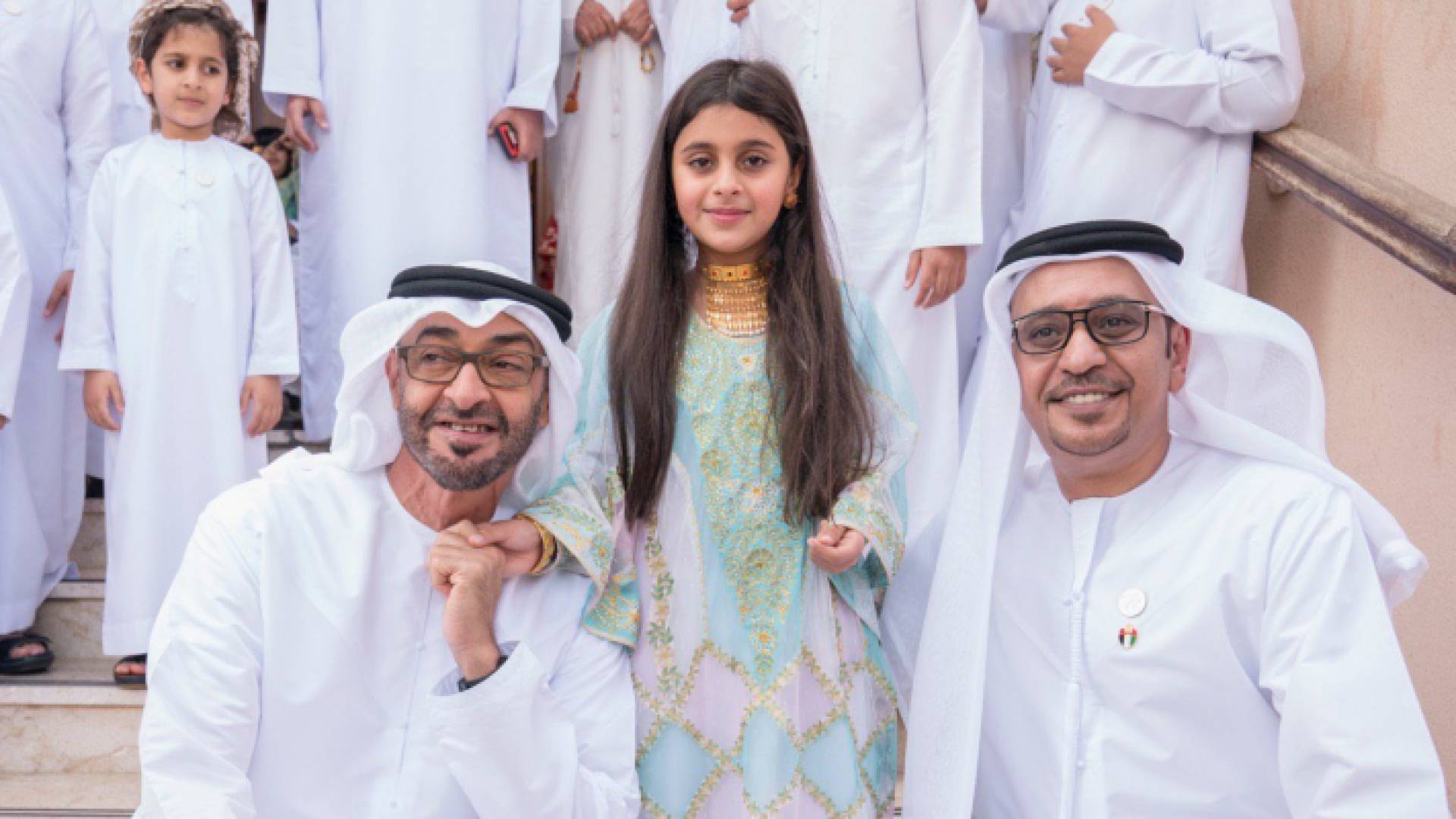 محمد بن زايد يزور عائلة الطفلة عائشة المزروعي