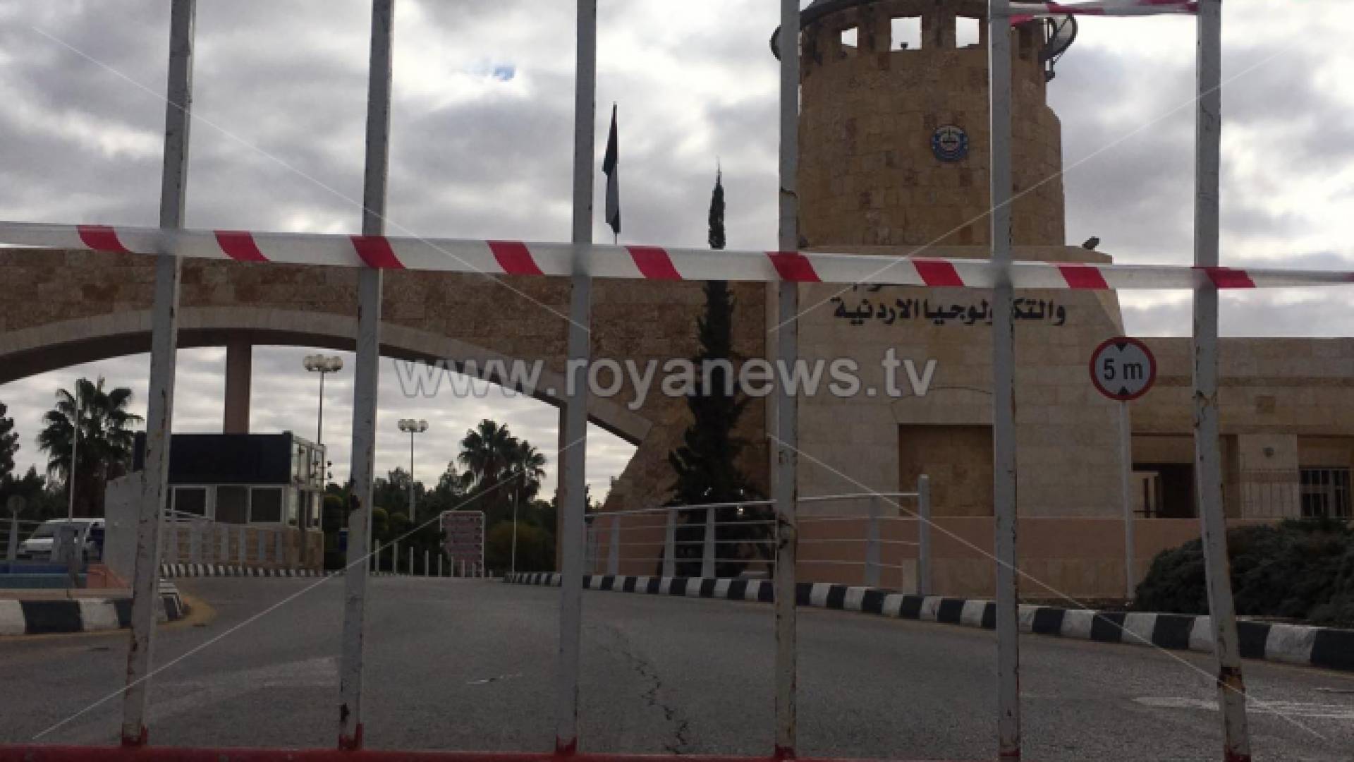 "العلوم والتكنولوجيا" تمنع دخول الصحفيين للجامعة لتغطية اعتصام الموظفين