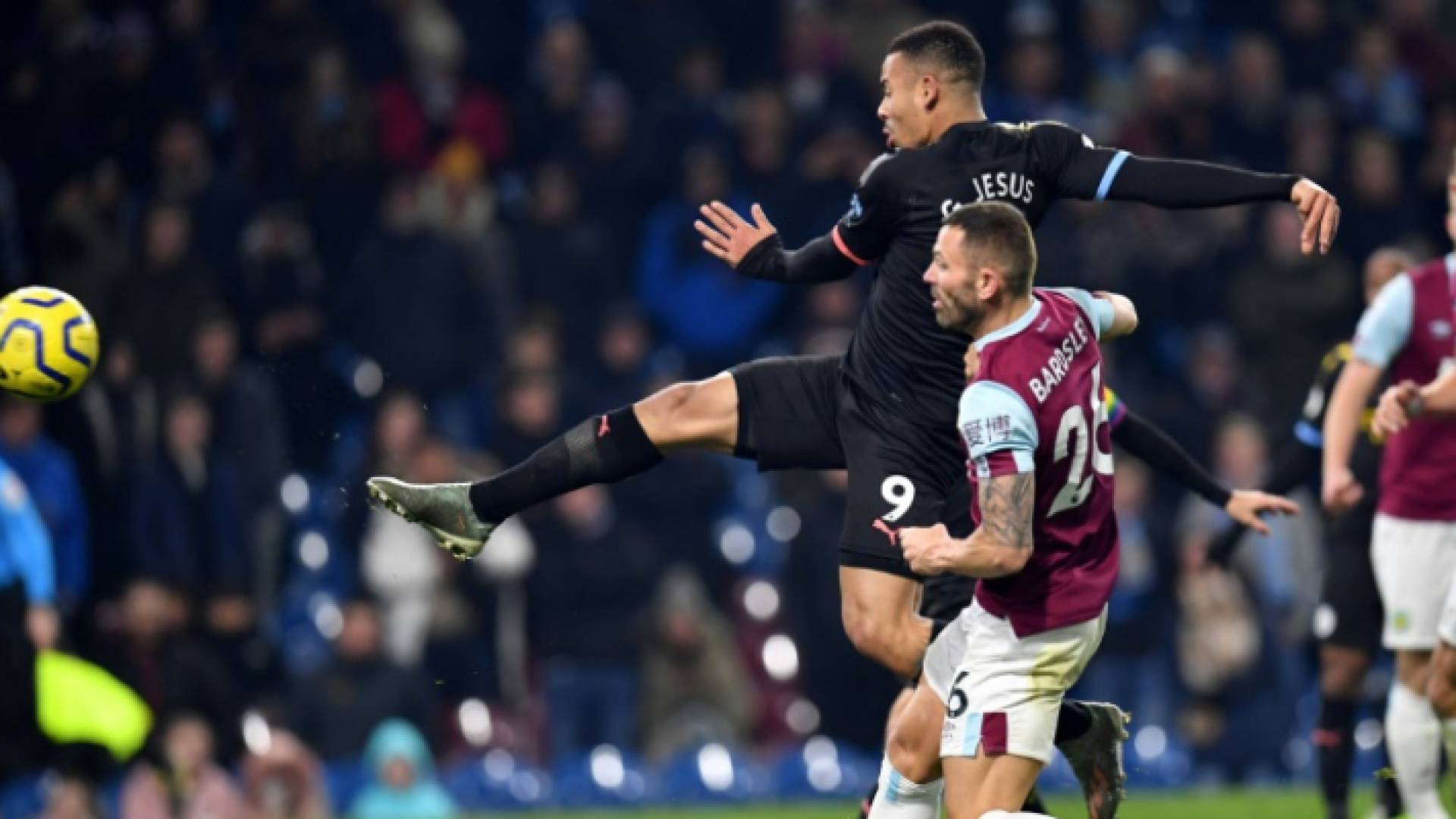 مهاجم مانشستر سيتي البرازيلي غابريال جيزوس مسجلا هدف فريقه الثاني في مرمى بيرنلي