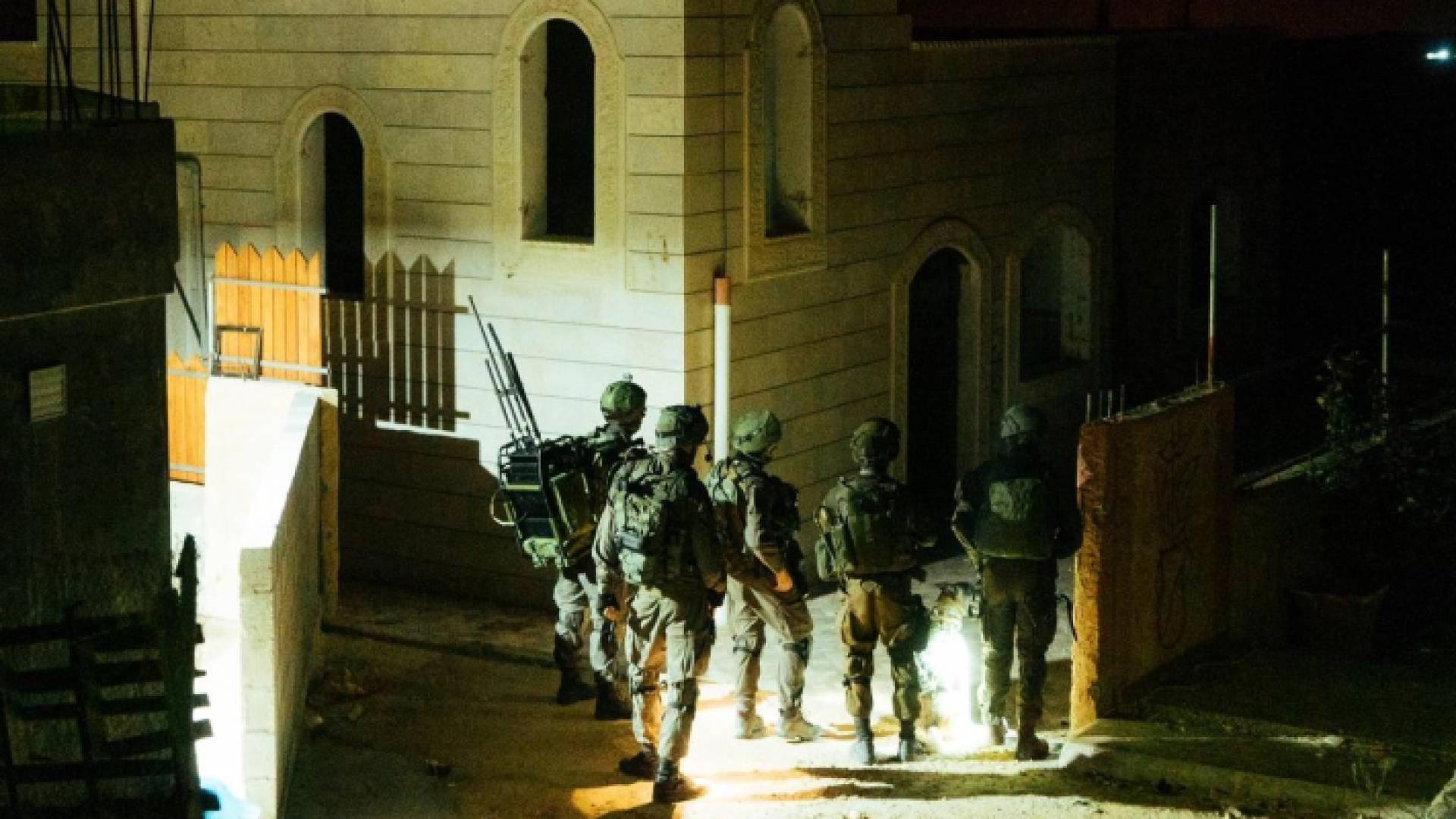 اقتحام جنود الاحتلال لأحد المنازل