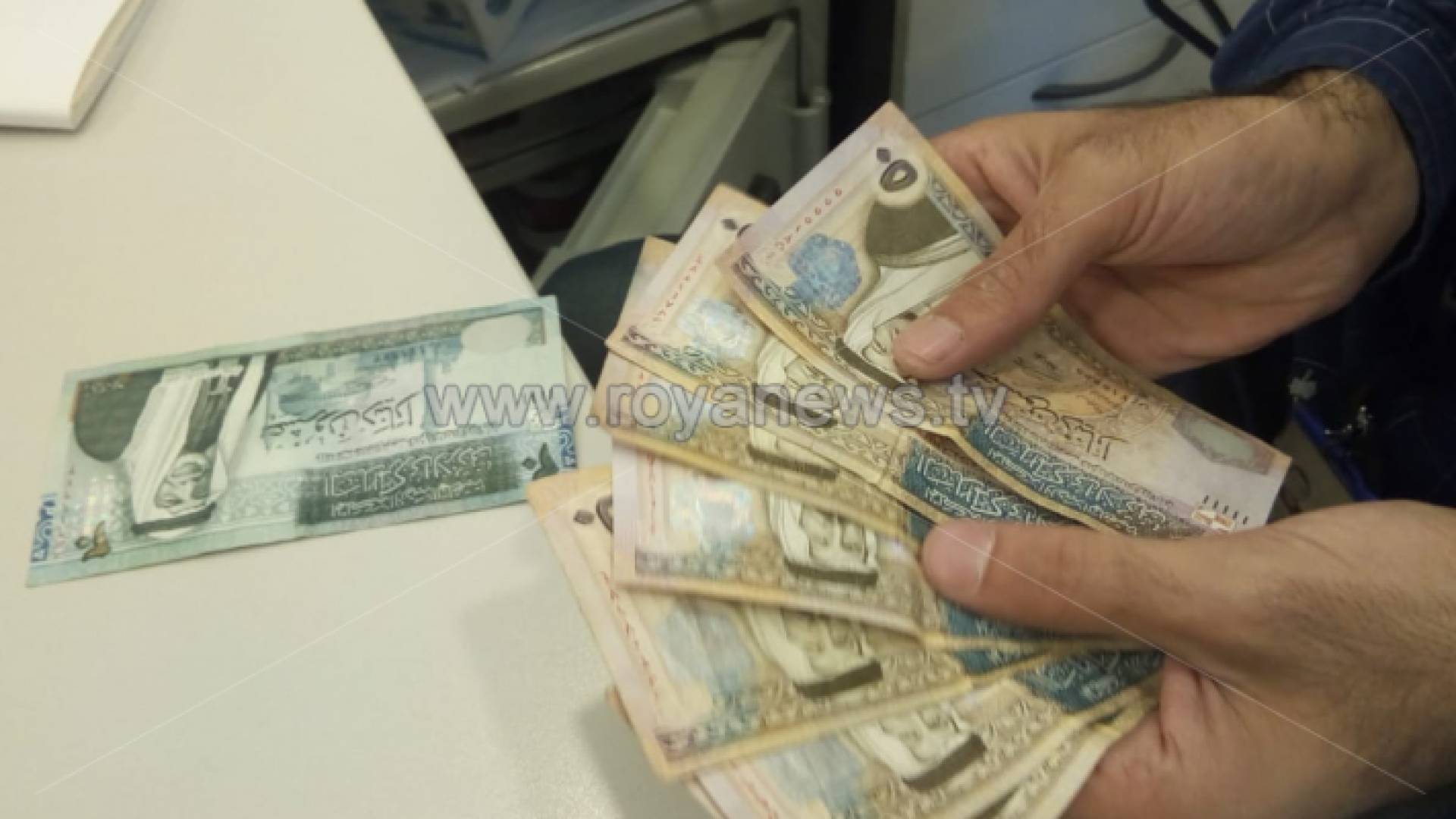 الحكومة تعلن نسب الزيادات على رواتب العاملين والمتقاعدين