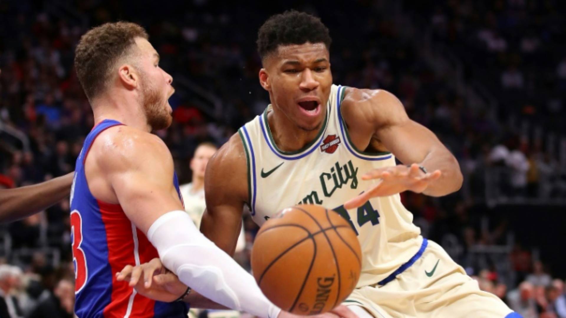 نجم ميلووكي باكس اليوناني يانيس أنتيتوكونمبو (يمين) يحاول مراوغة لاعب ديترويت بيستونز بلايك غريفين