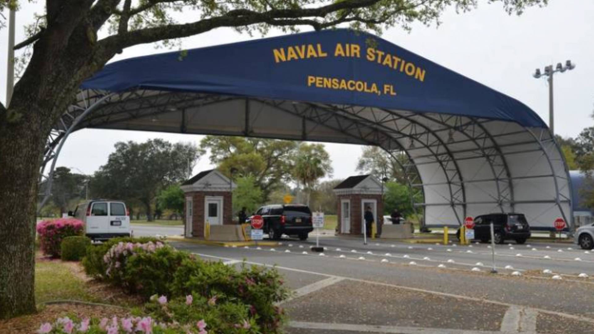 صورة من امام القاعدة الامريكية