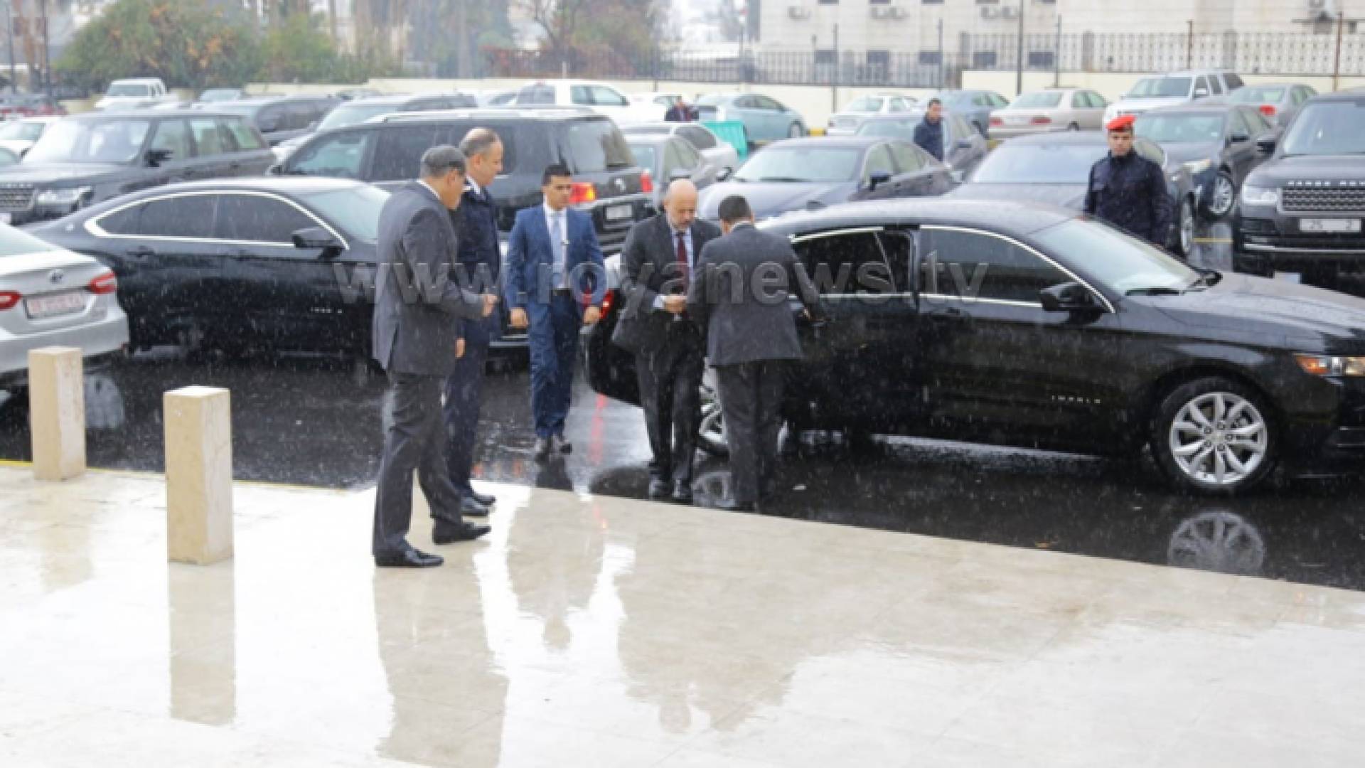 الرزاز يصل الى مجلس النواب