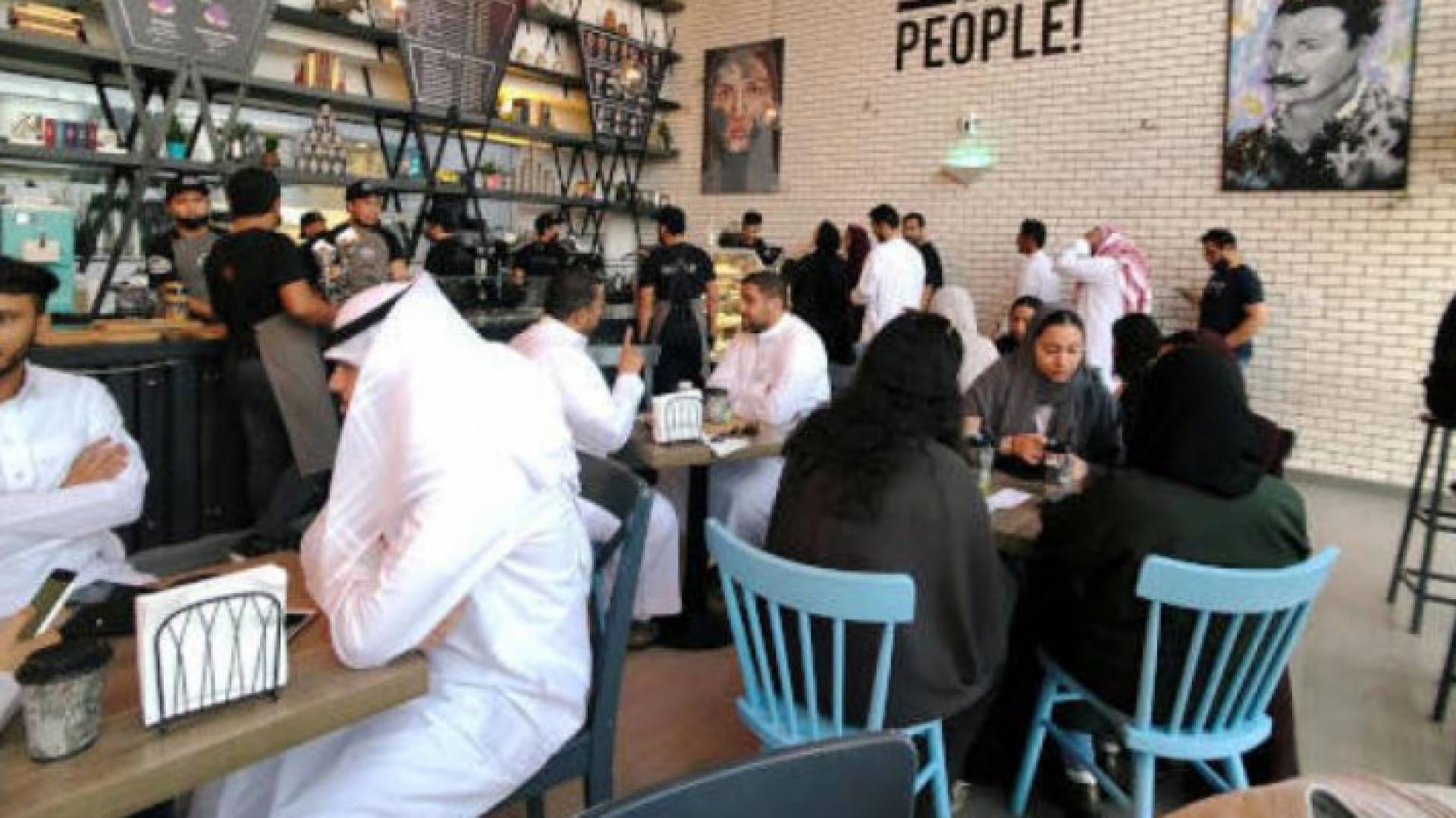 قرار سعودي جديد بشأن "العزاب" والمتزوجين