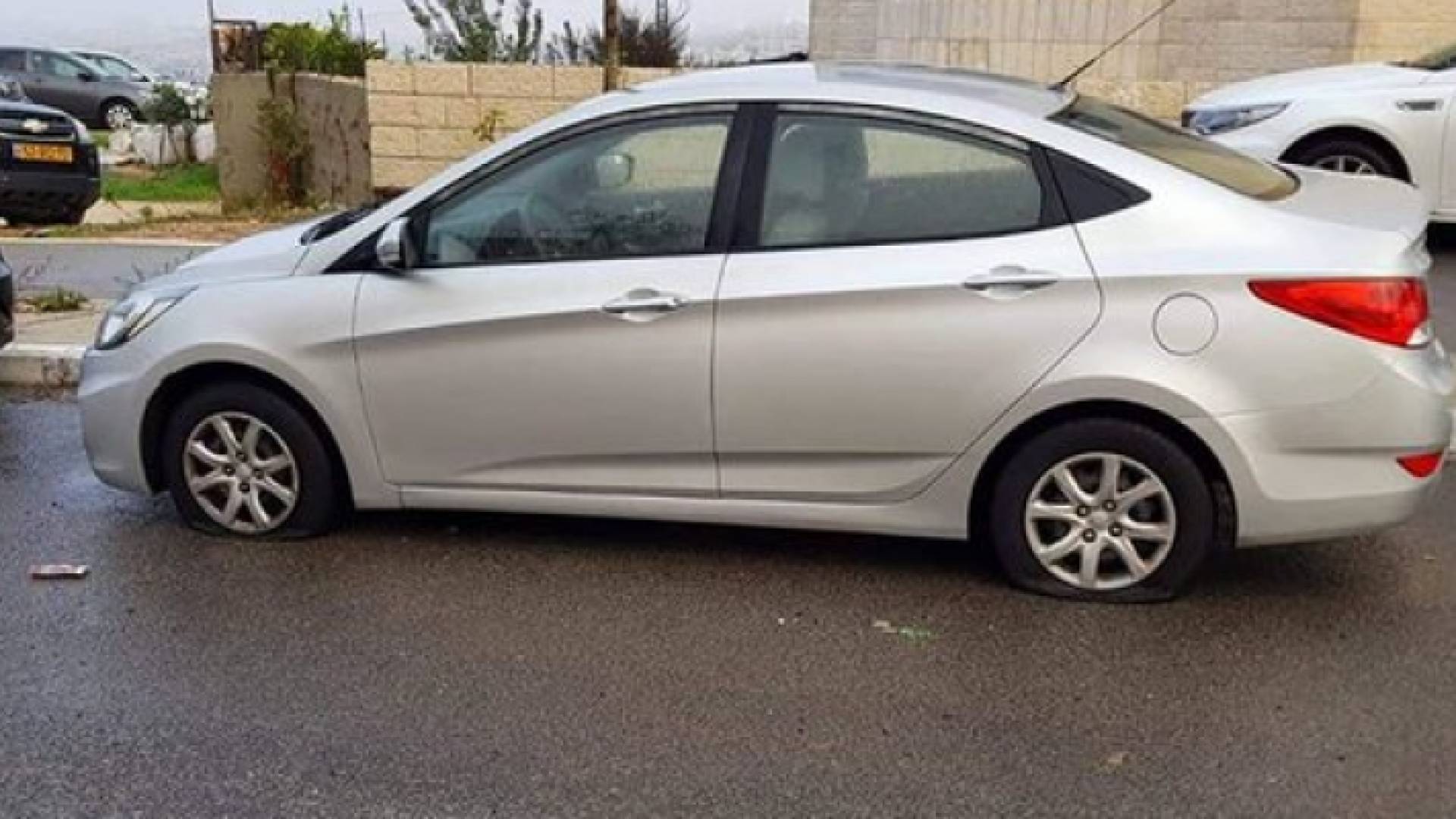 مستوطنون يعطبون إطارات مركبة ويخطون شعارات عنصرية في شعفاط