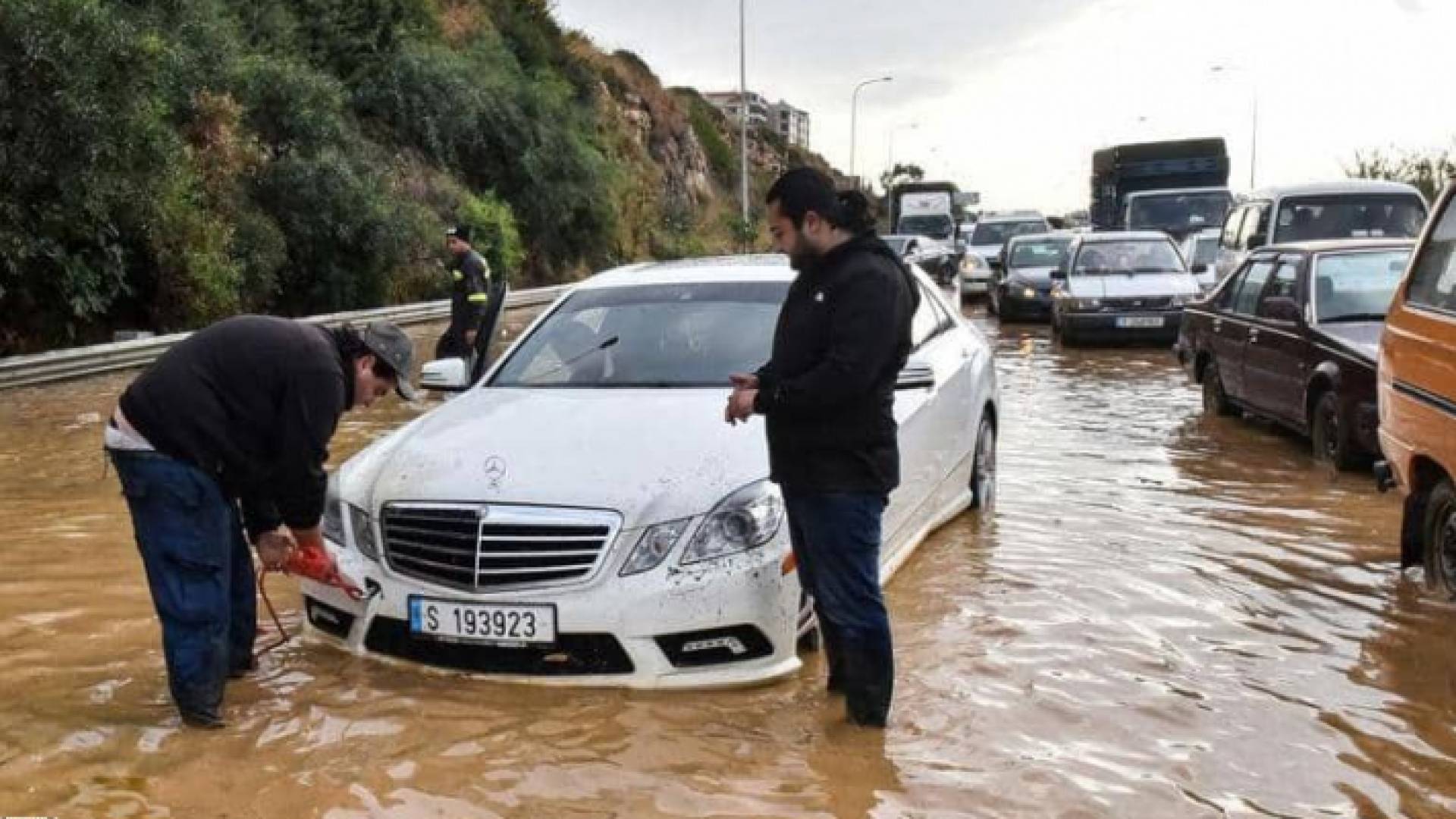 سيول بالمنازل والأمطار تختلط بالصرف الصحي في لبنان