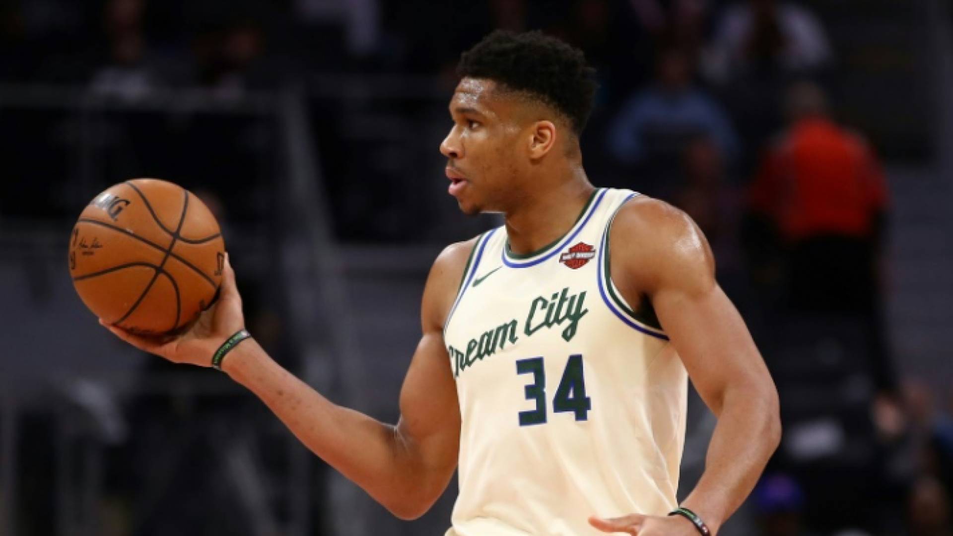 سجل يانيس 32 نقطة في سلة اورلاندو ماجيك ليحقق باكس فوزه الـ15 تواليا