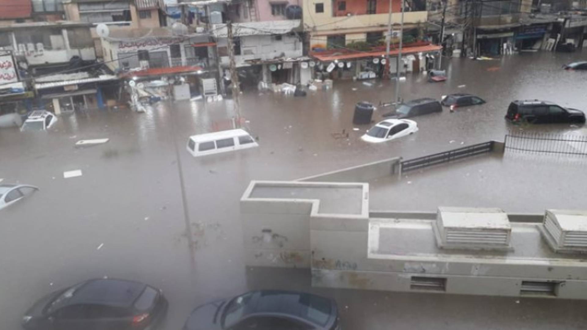 الأمطار الغزيرة تحول الشوارع في لبنان إلى أنهار