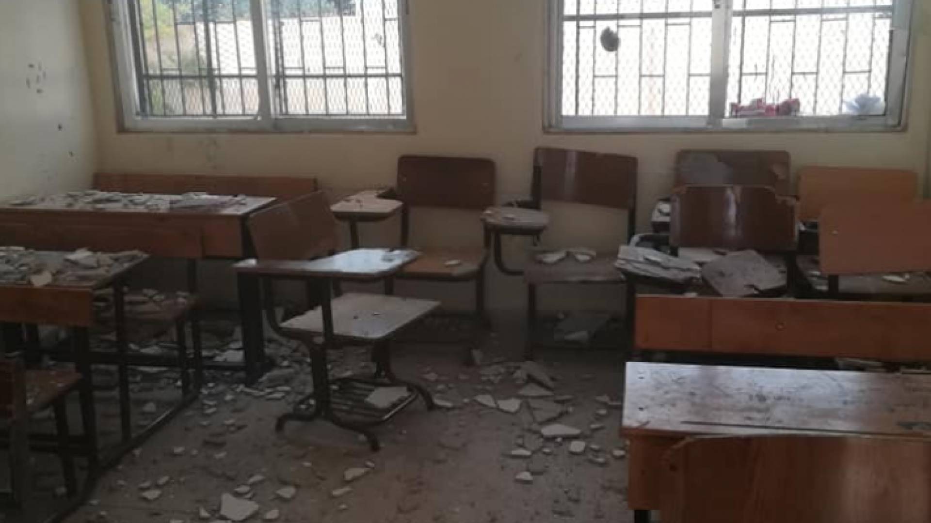 سقوط أجزاء من قصارة بغرف صفية بمدرسة سما السرحان