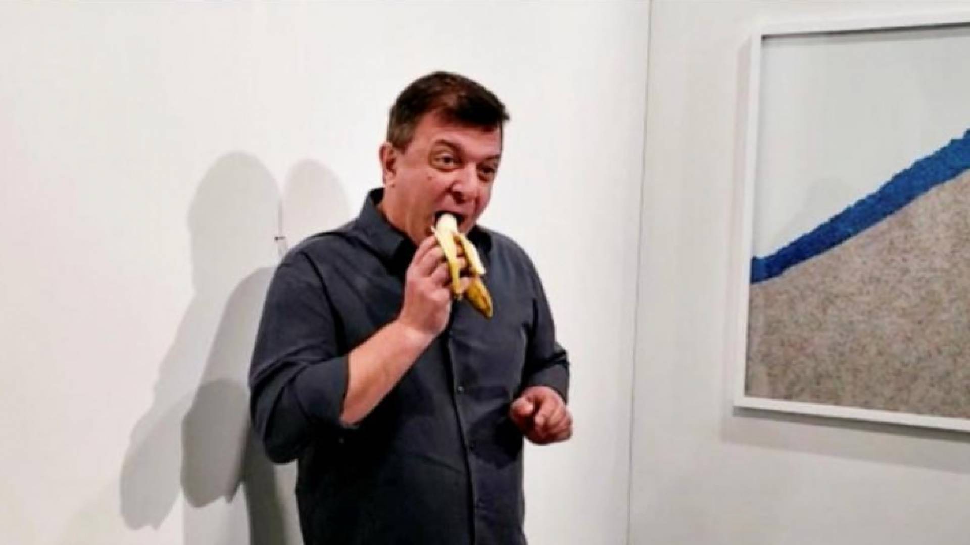 ديفيد داتونا وهو يإأكل الموزة