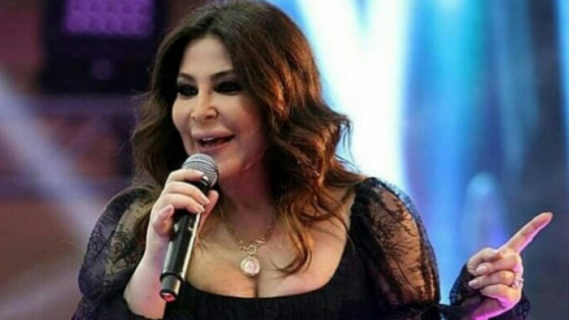 الفنانة إليسا