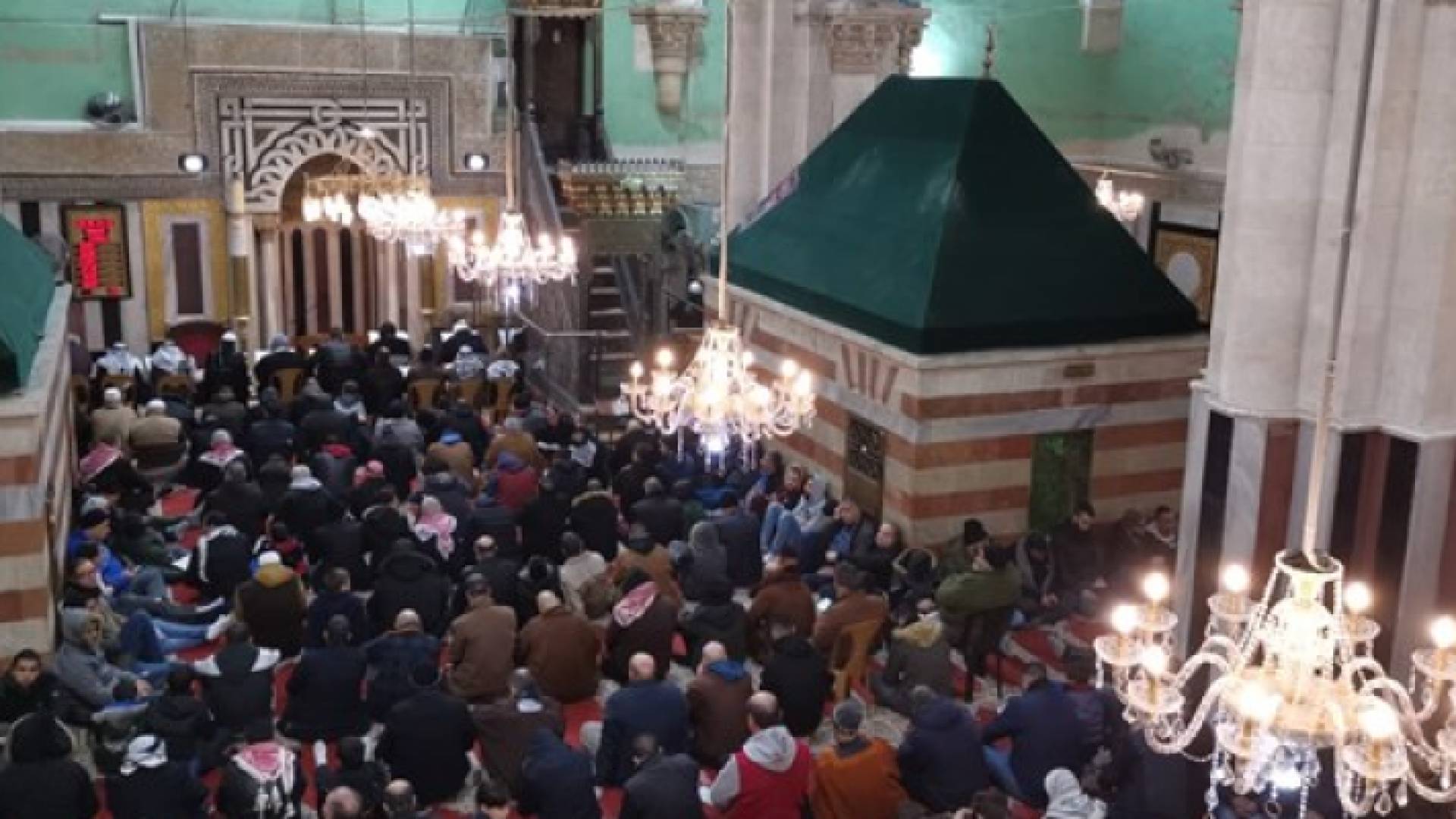 آلاف الفلسطينيين يصلون الفجر بالمسجد الإبراهيمي