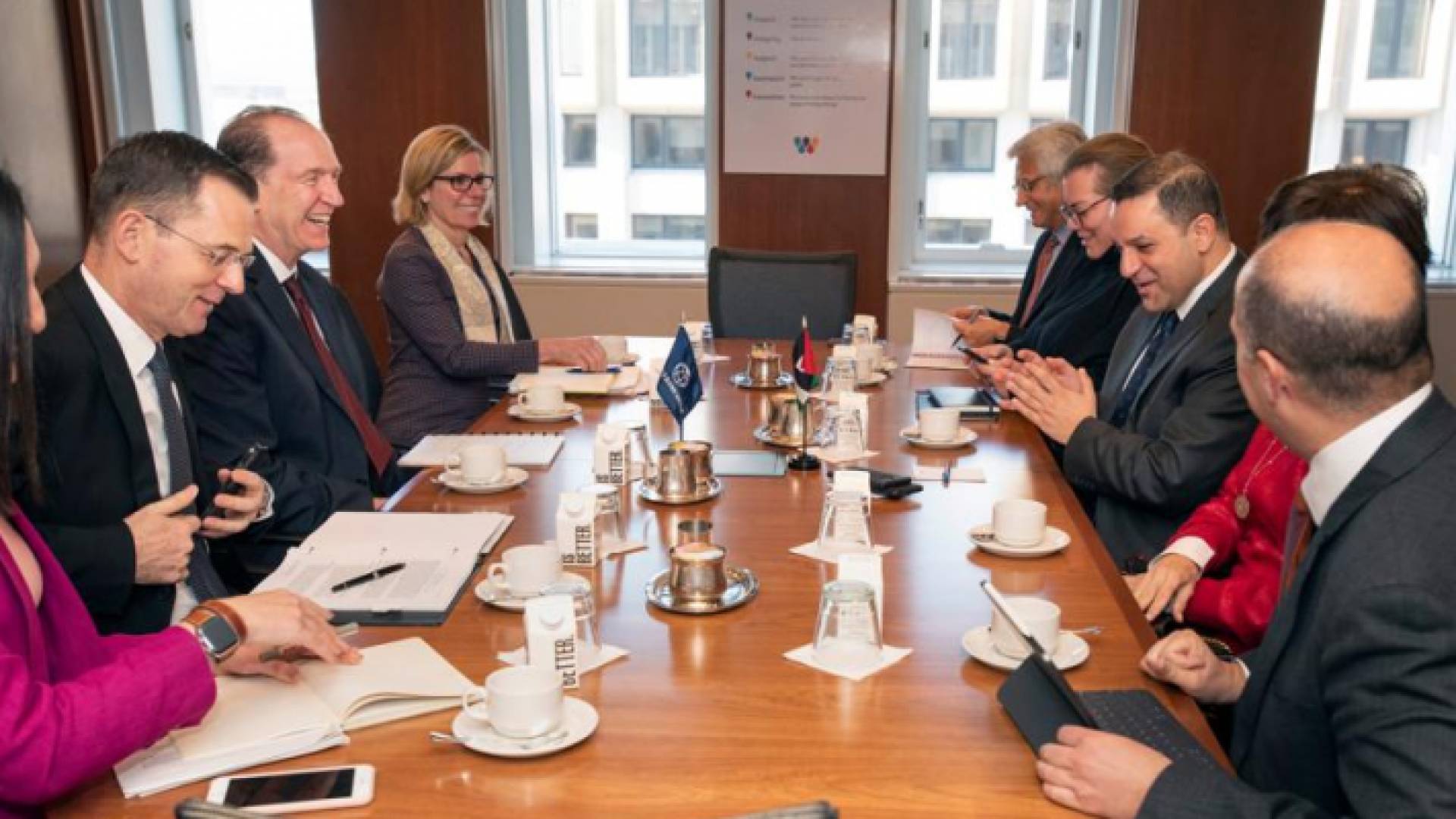 وزير المالية والوفد المرافق يجري مباحثات مع رئيس البنك الدولي