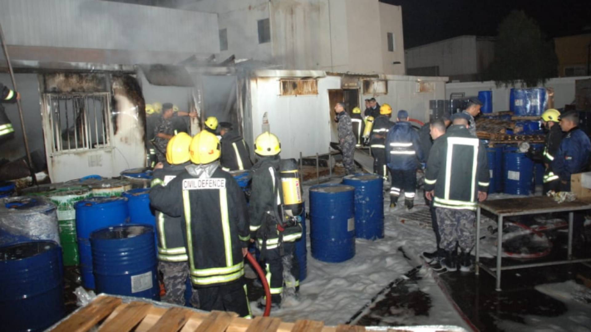 إخماد حريق كرافان تابع لمصانع في اربد