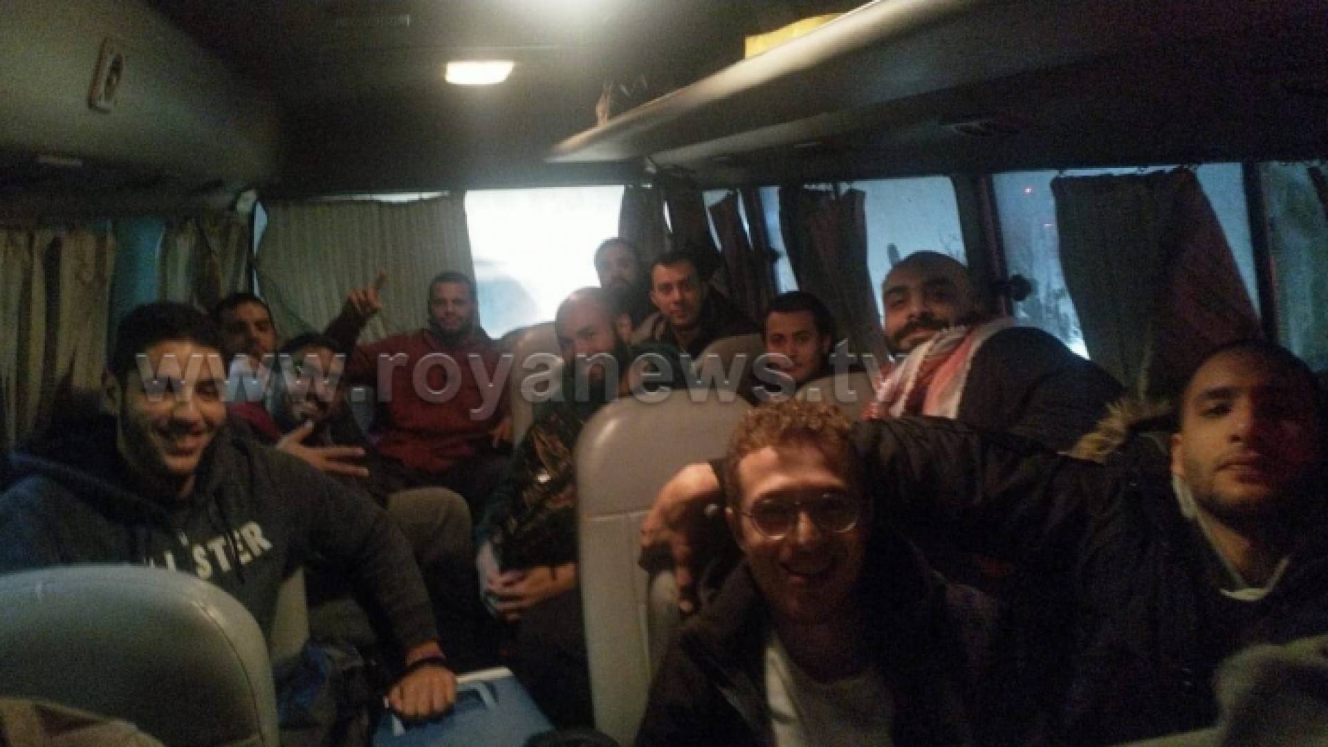 لاعبو الأهلي في طريقهم الى صالة الأمير حمزة