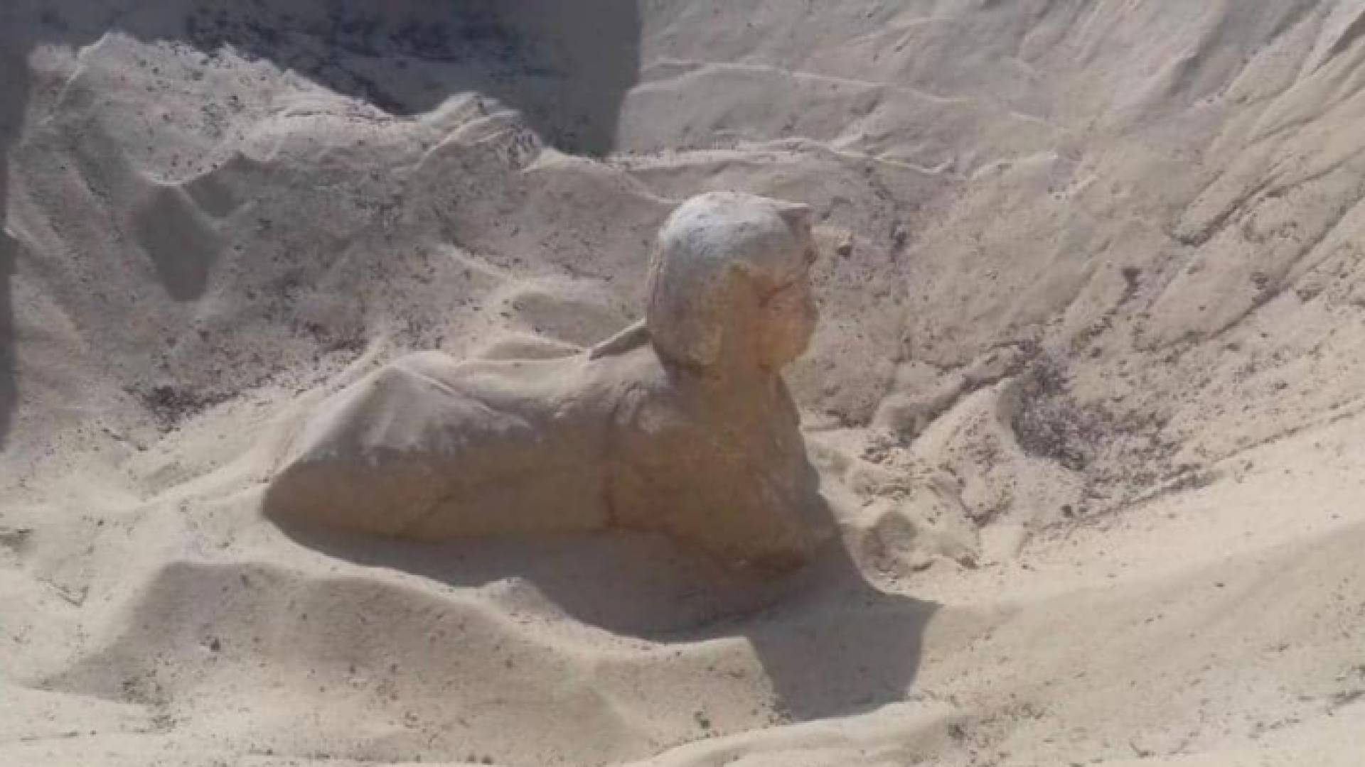 التمثال الملكي الذي عثر عليه بمصر