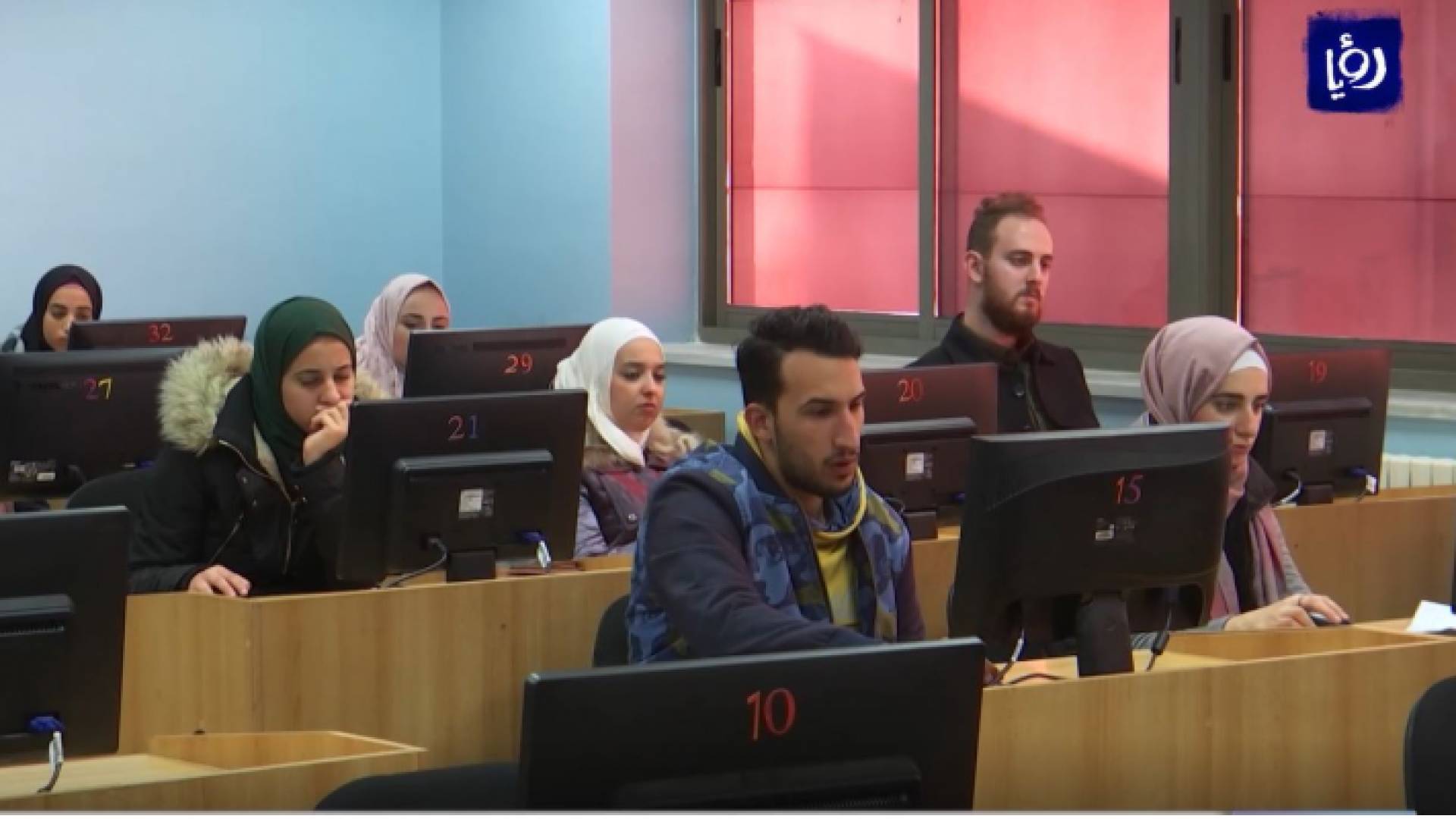 بدء اختبارات الشامل بتقدم الطلبة للورقة الأولى من الامتحان