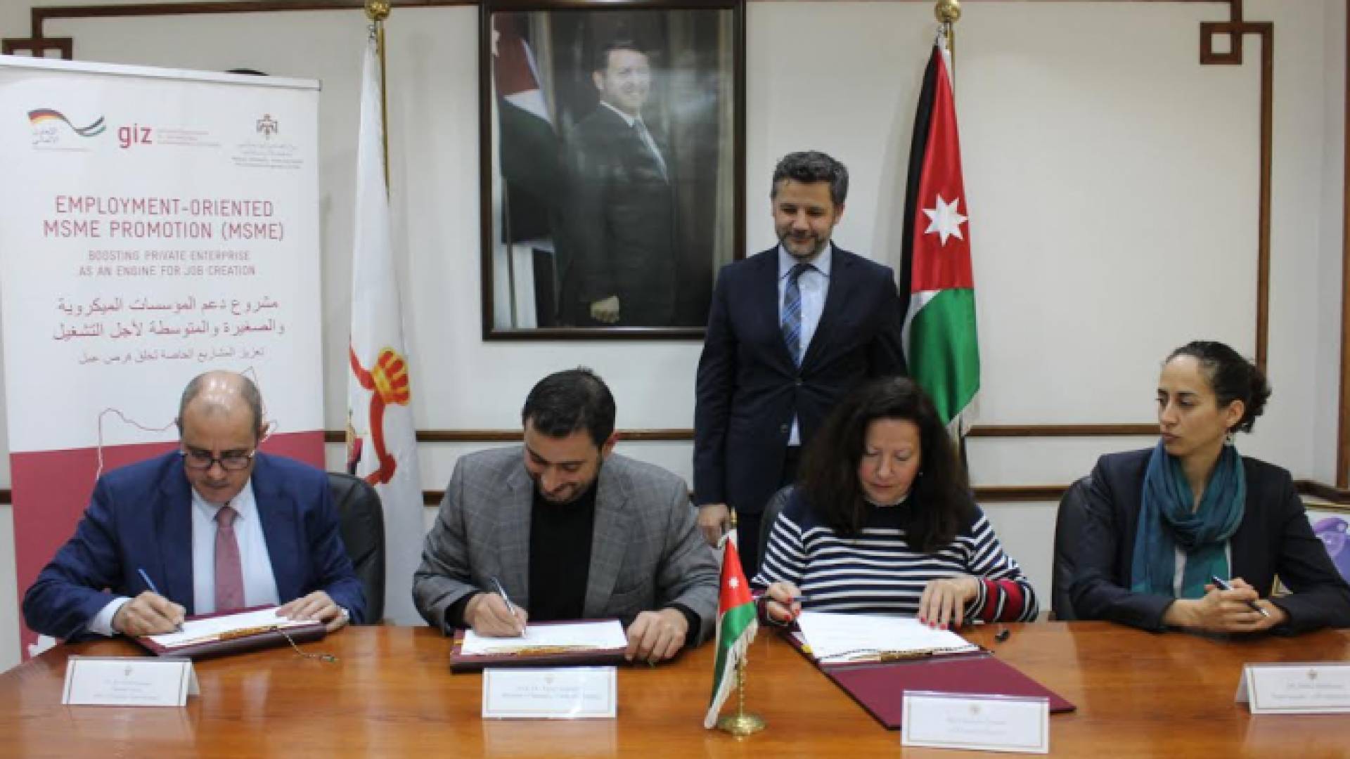 جانب من توقيع الاتفاقية