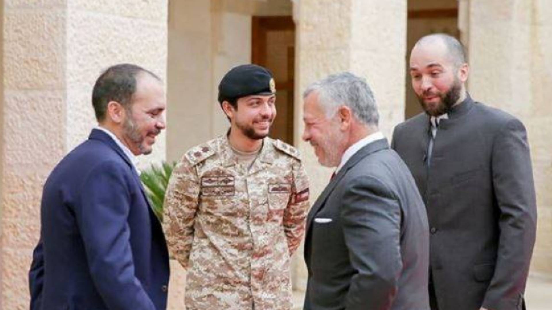 جلالة الملك وأصحاب السمو الامراء في قصر الحسينية