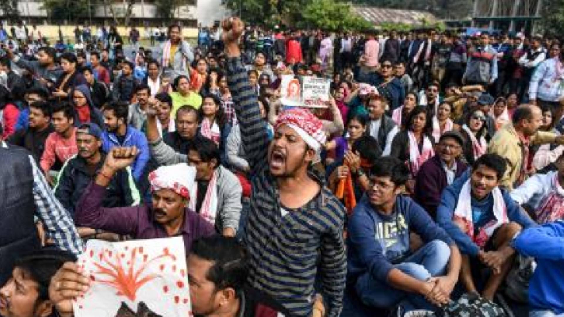 نزل آلاف المتظاهرين الى الشوارع في العاصمة نيودلهي