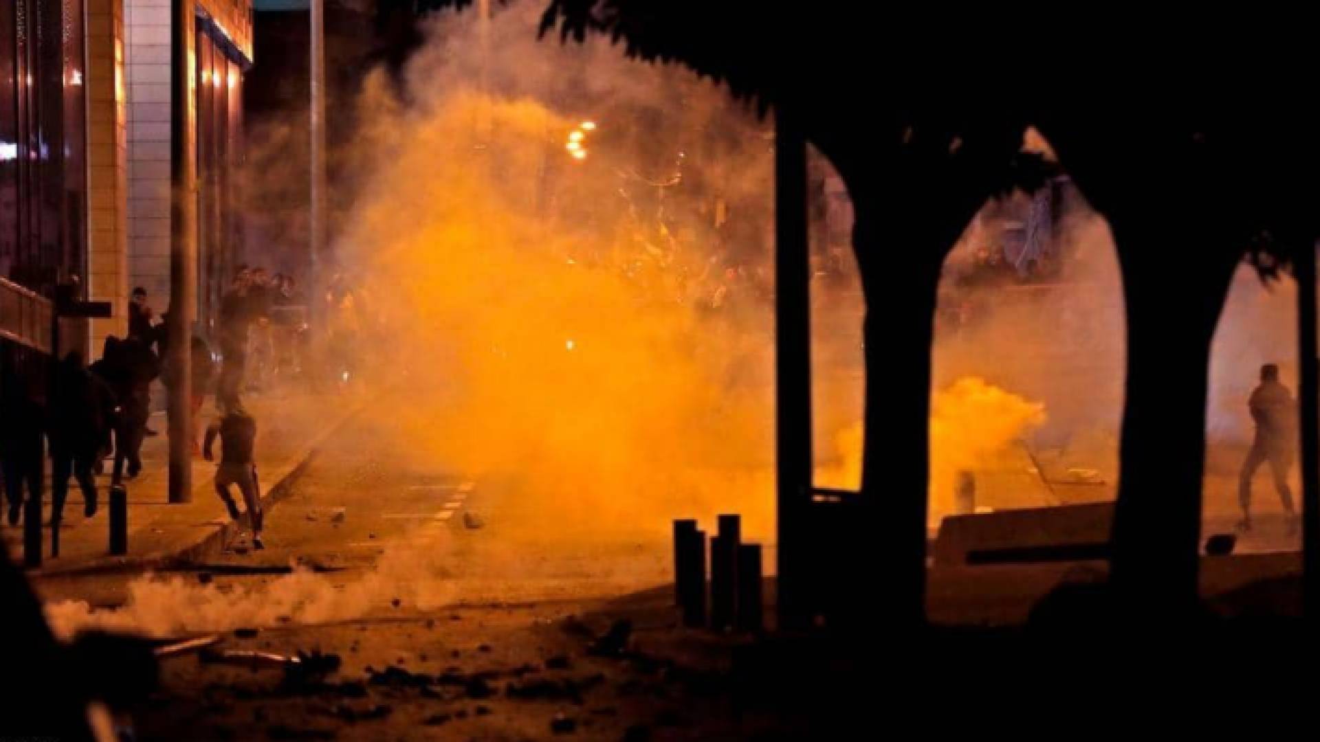 قوات الأمن اللبنانية أطلق الغاز المسيل للدموع والرصاص المطاطي على متظاهرين في بيروت