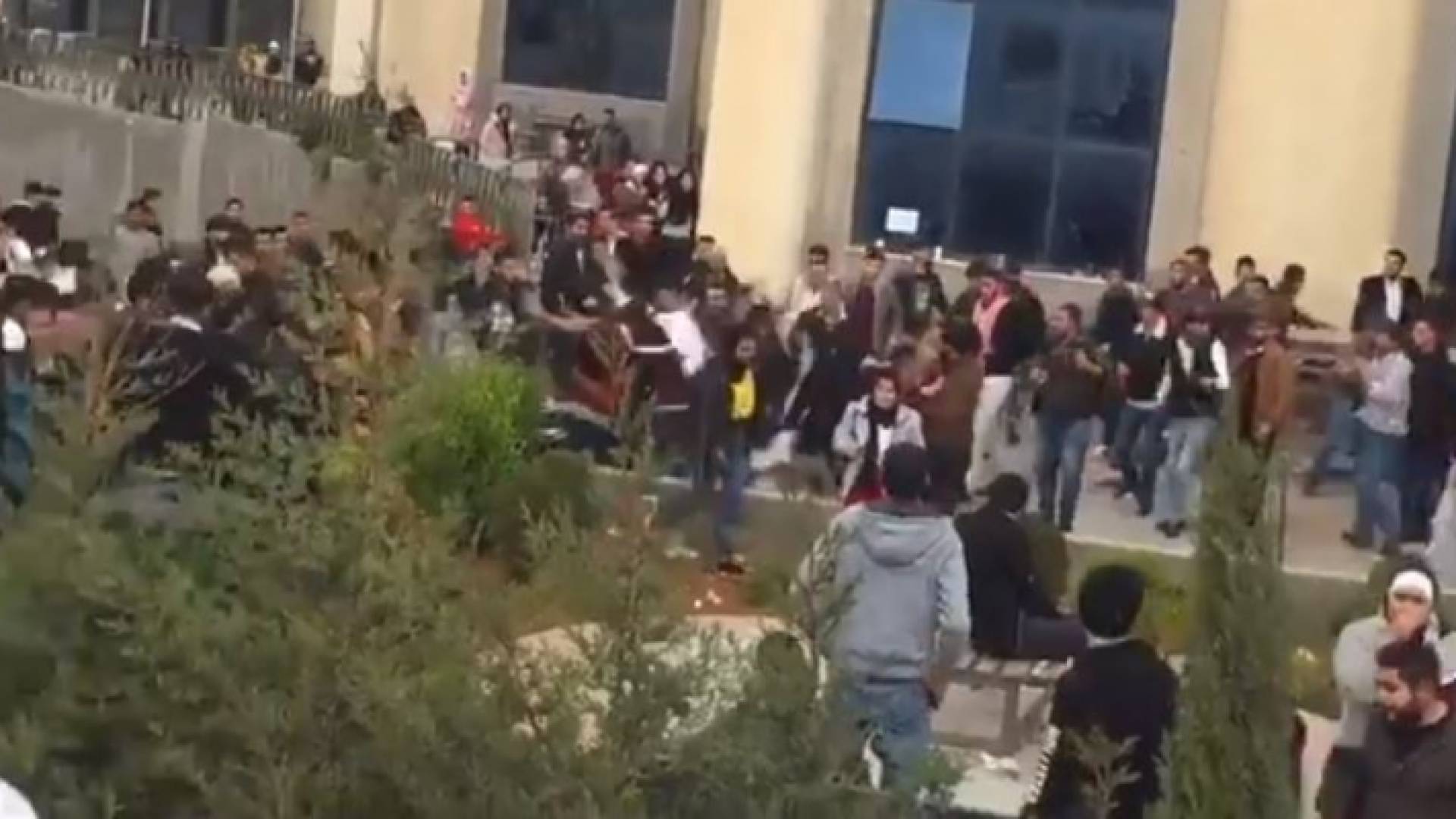 مشاجرة بين عدد من الطلبة في الجامعة الاسلامية