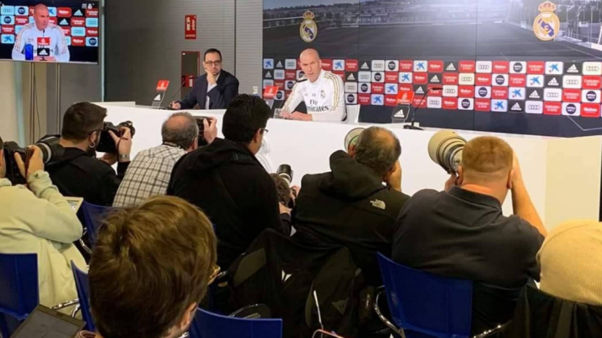 زيدان قبل الكلاسيكو...سعيد وهادئ ولا يقلقه شيء