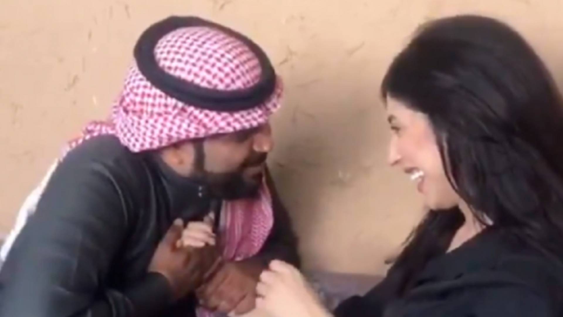 صاحبة الفيديو "المسيء للعباءة" في السعودية تخرج عن صمتها وتكشف حقيقة تصويره