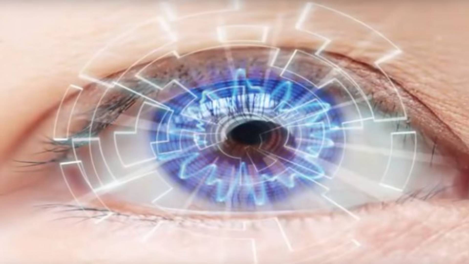 تستخدم العدسة أجهزة استشعار لتحديد مدة إغلاق الجفن