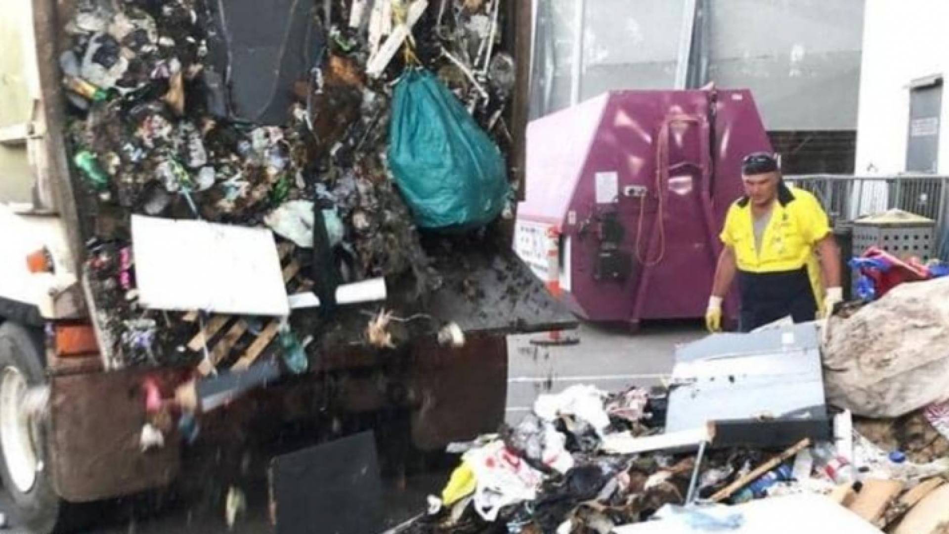 شاحنة قمامة