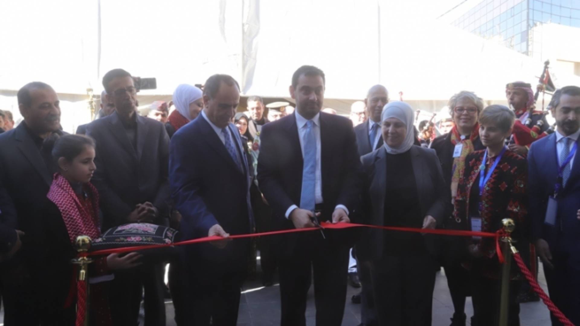 الحموري خلال افتتاحه بازارا بعنوان "شغلي من بيتي"